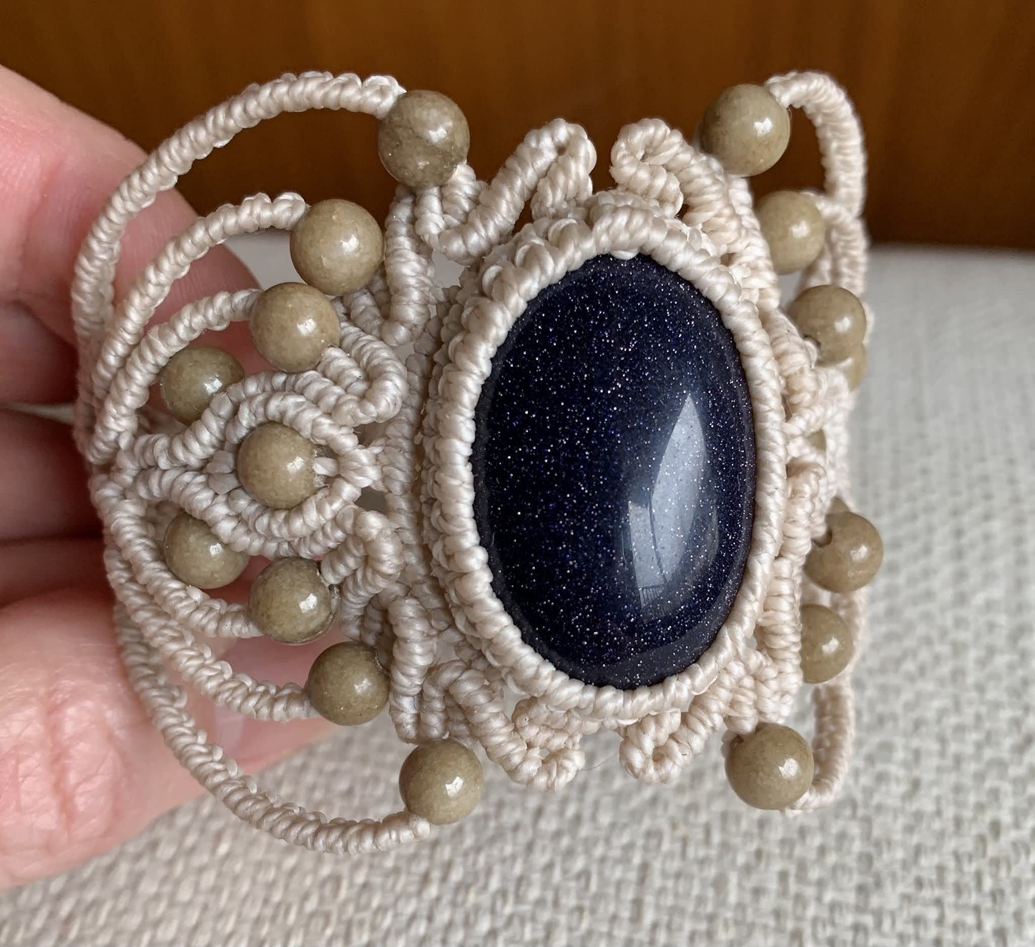 Brazalete macramé hecho a mano con hilo encerado y piedra blue sand engarzada