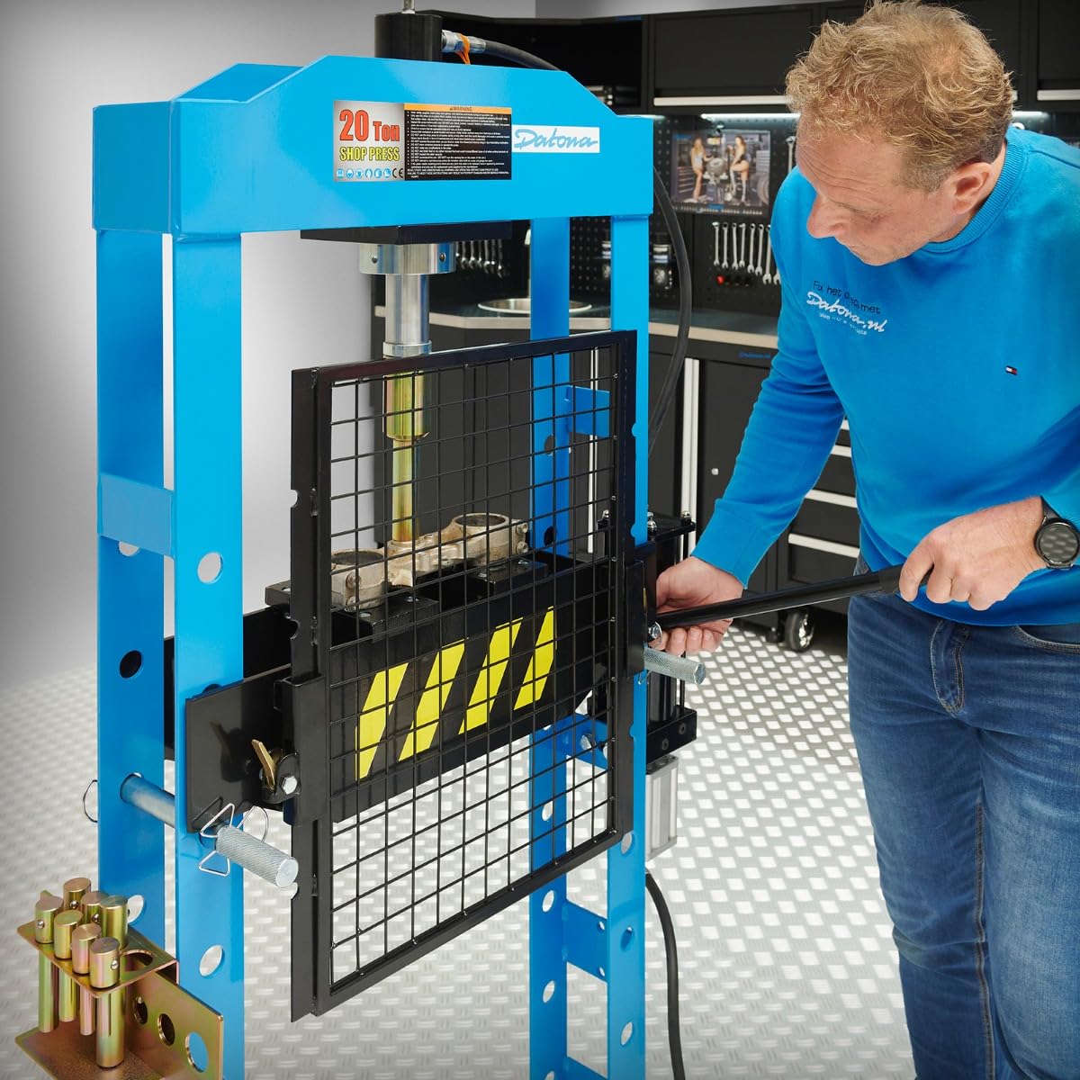 Datona Werkstattpresse 20 Tonnen hydropneumatisch mit Manometer fahrbarem Zylinder höhenverstellbarem Sicherheitskäfig und Hand- oder Druckluftbedienung für Werkstatt und Garage