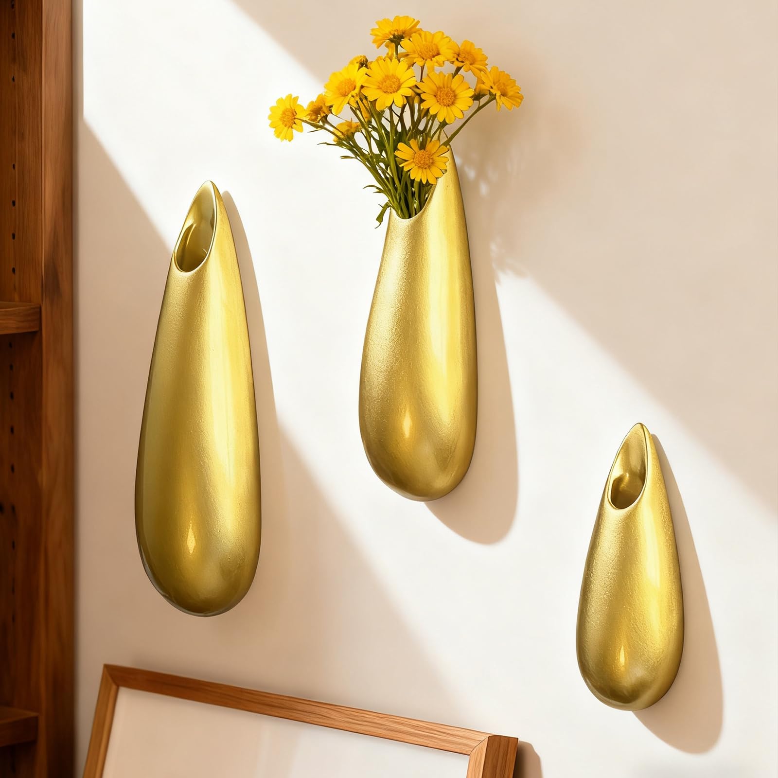 Sublimez votre intérieur avec ce lot de 3 vases muraux en céramique dorée