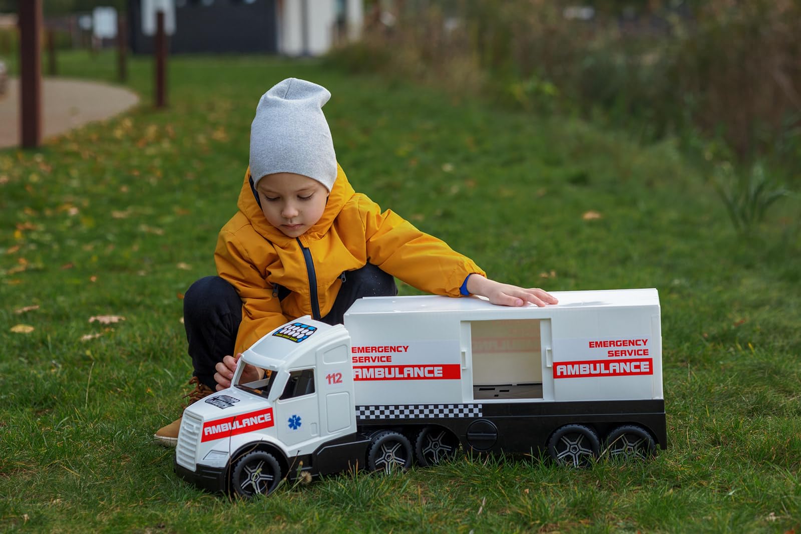 Wader 36211 - Magic Truck Ambulanza, Veicolo di Emergenza con Porta Laterale, Dimensioni Circa 79 cm, per Bambini dai 3 Anni in su, Adatto Come Regalo per Il Gioco Creativo