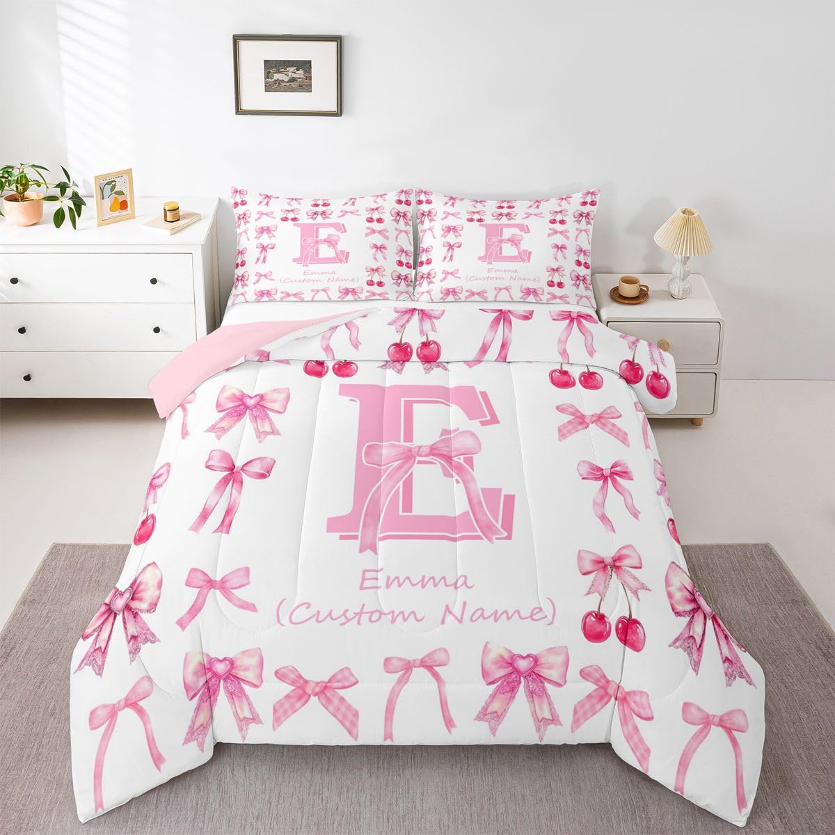 Edredón individual rosa con inicial y nombre personalizado de la marca Homewish para cama de niña