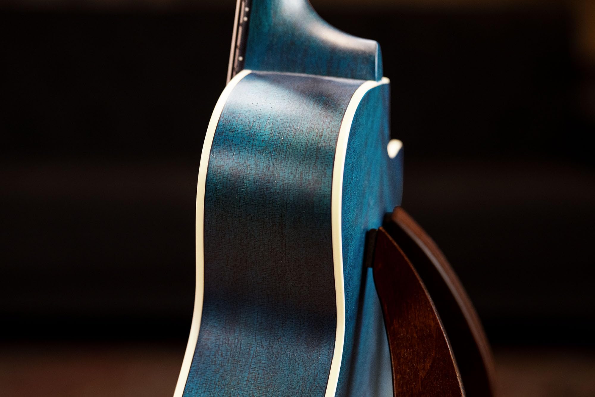 Ortega Guitars Ukulele Koncertowe Leworęczne – Elektro-akustyczne – Seria Earth – z Wycięciem – Okoume, Kolor Morski (RUOCEAN-CE-L)