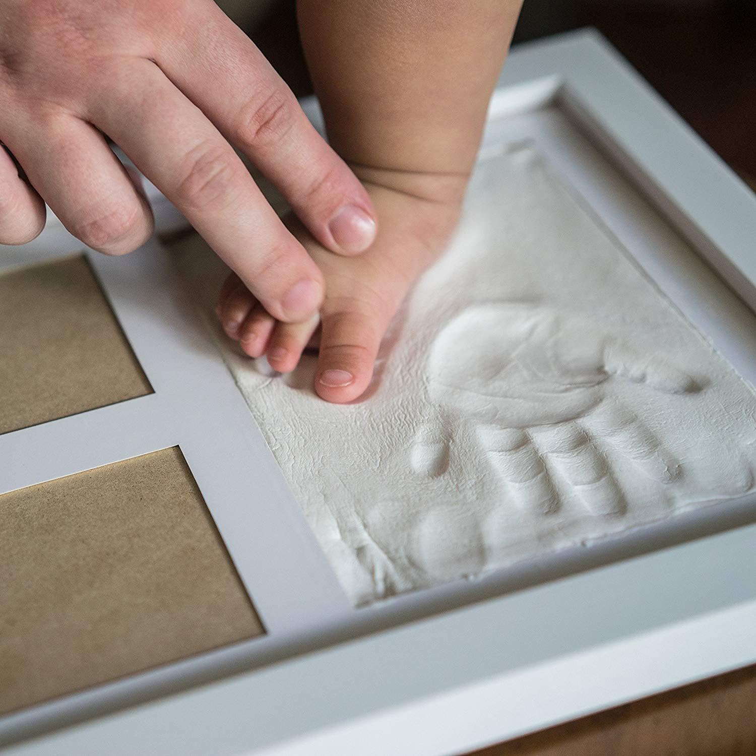 Marco de Huellas para Bebé Recuerdo, Kit de Impresión de Manos y Pies para Recién Nacidos, Regalo para Baby Shower, Bautizo, Navidad o Primer Cumpleaños - Incluye Arcilla Suave y Foto