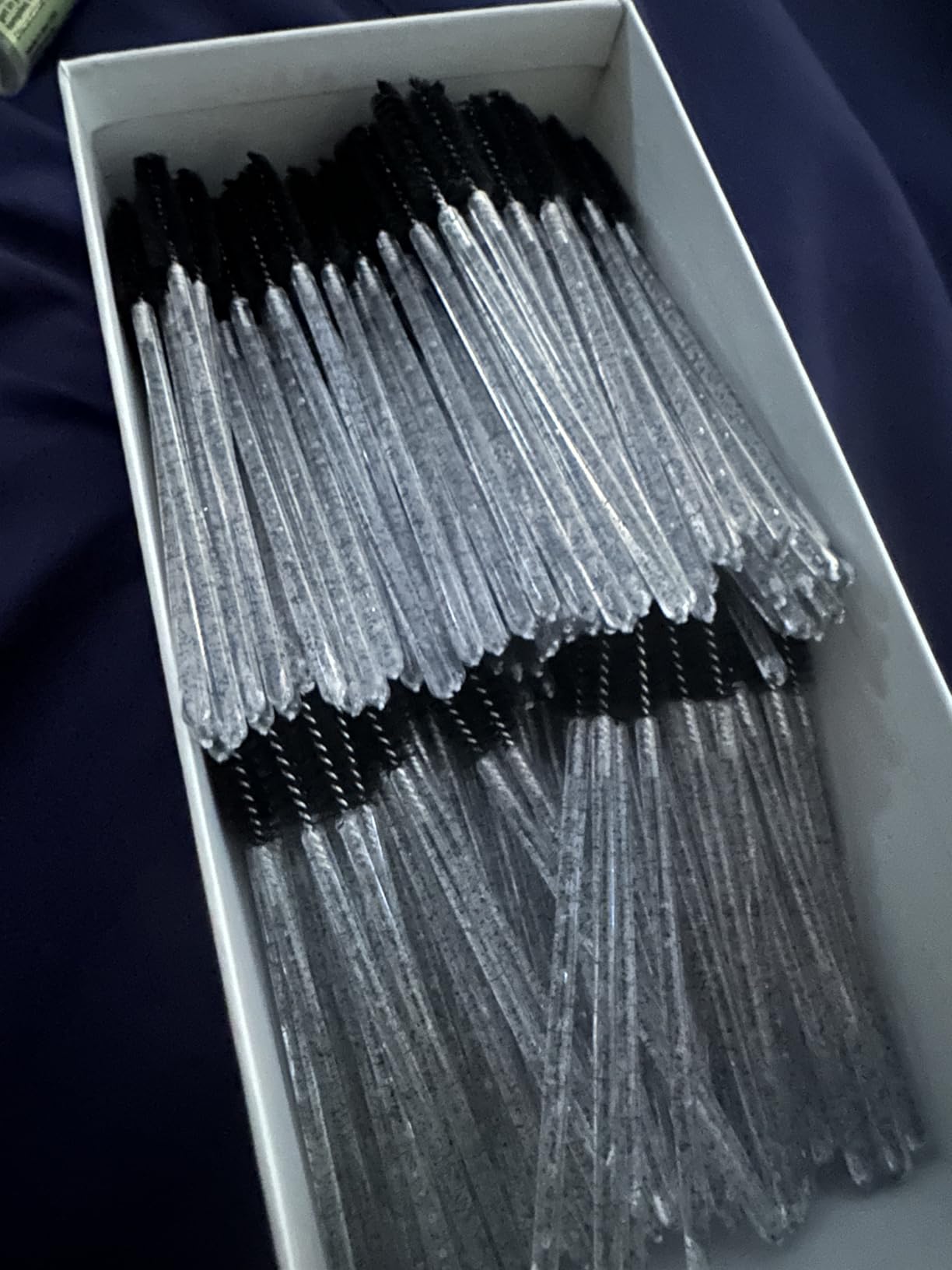 Obinhere 300 Pcs Disposable Crystal Mascara Wand Eyelash Brush Applicator Eyebrow Brush for EyeLash Extension Supplies (Black)