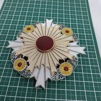 Amazon.co.jp: 大勲位菊花大綬章 副章 複製 勲章 : スポーツ＆アウトドア