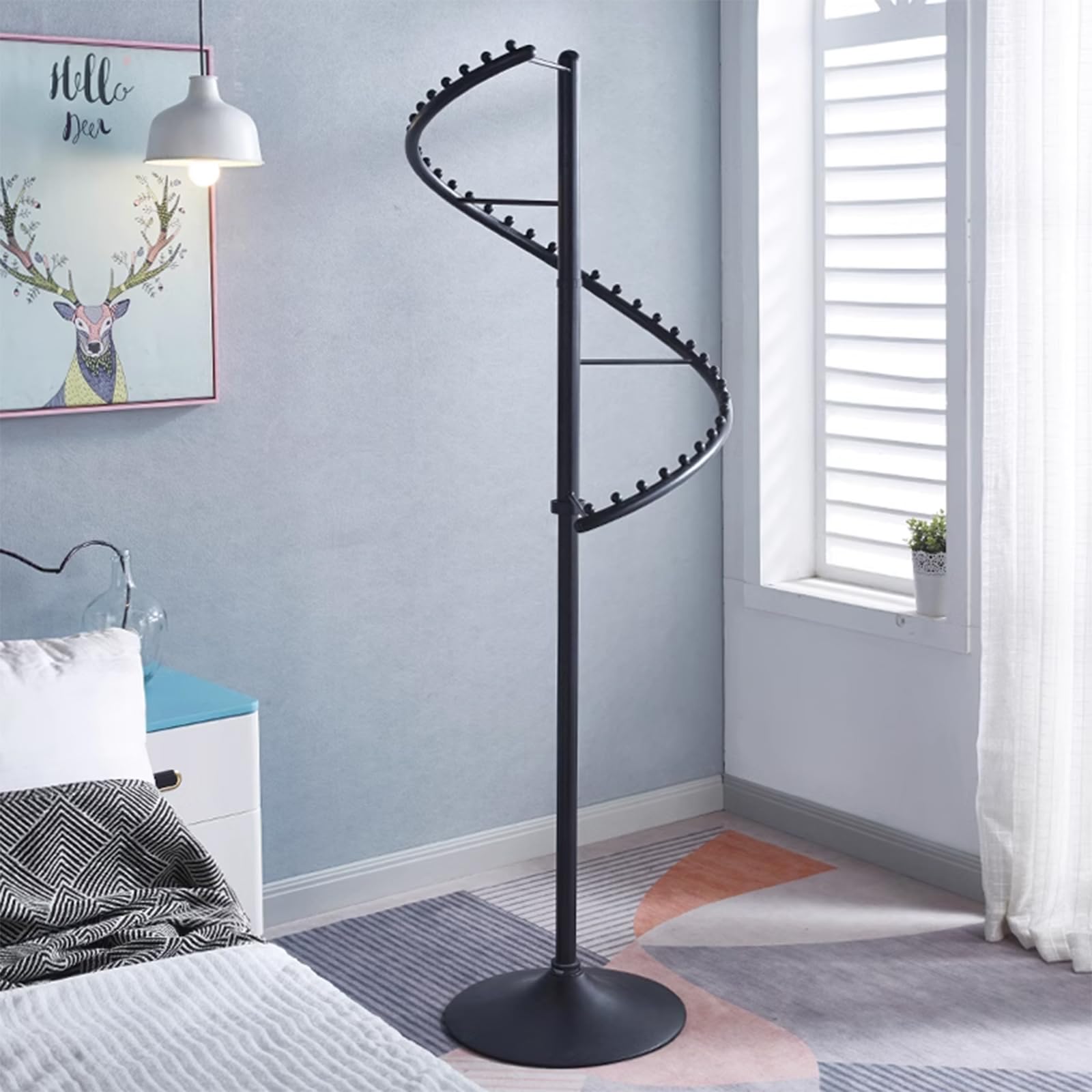 Gagnez de la place avec le cintre à vêtements moderne en spirale pour sol