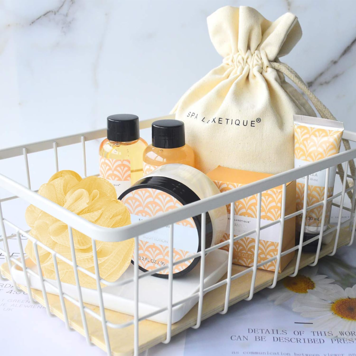SPA LUXETIQUE Set de Regalo de Baño para Mujer - Set de cuidado con aroma de vainilla con gel de ducha tamaño viaje, loción corporal, baño de burbujas, crema de manos, bolsa de lino con cordón