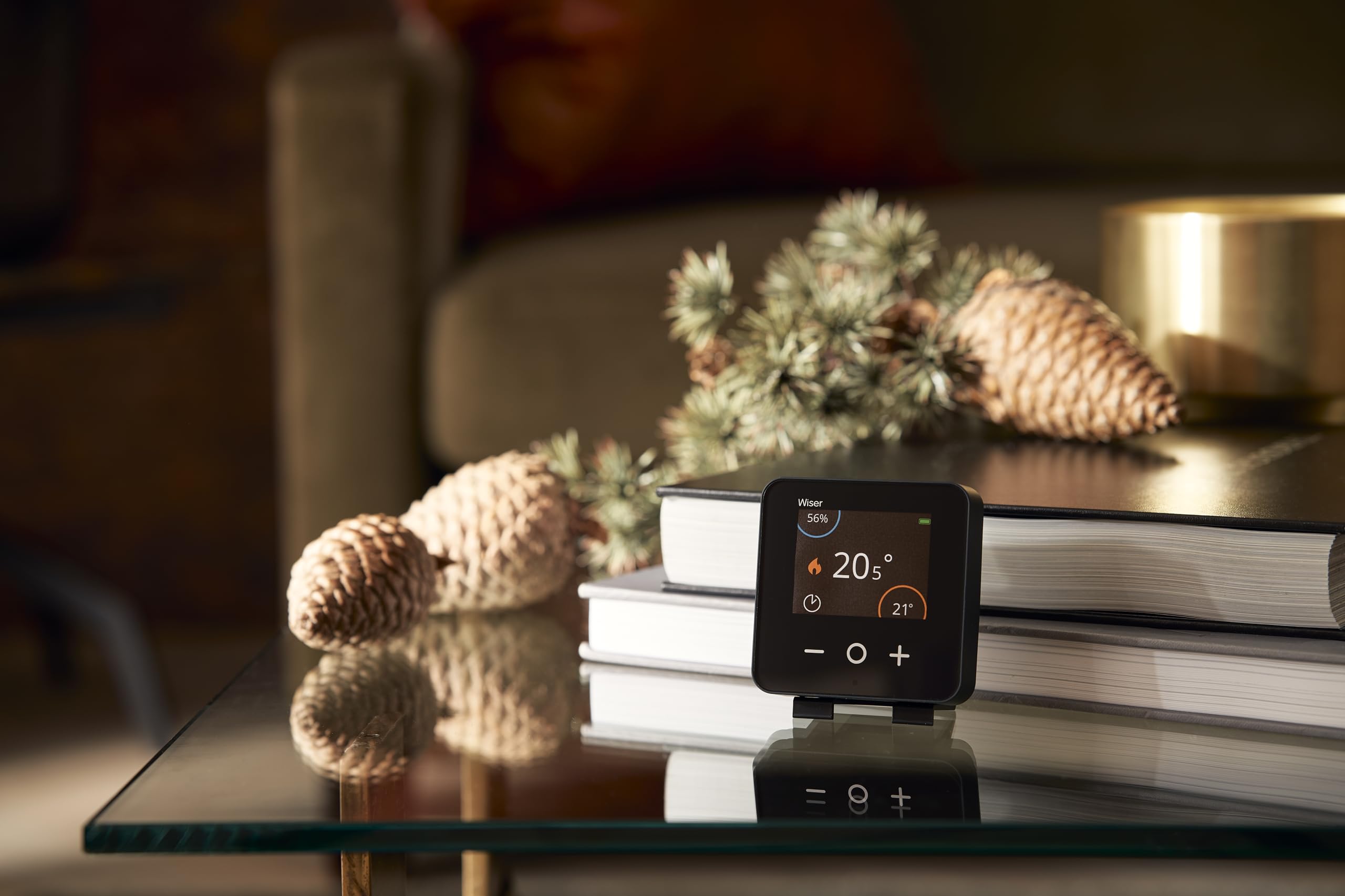 Schneider Electric Wiser Zigbee Thermostat d'ambiance Smart Home, contrôle par écran ou avec Application Gratuite, Compatible avec Amazon Alexa et Google Home, économie d'énergie
