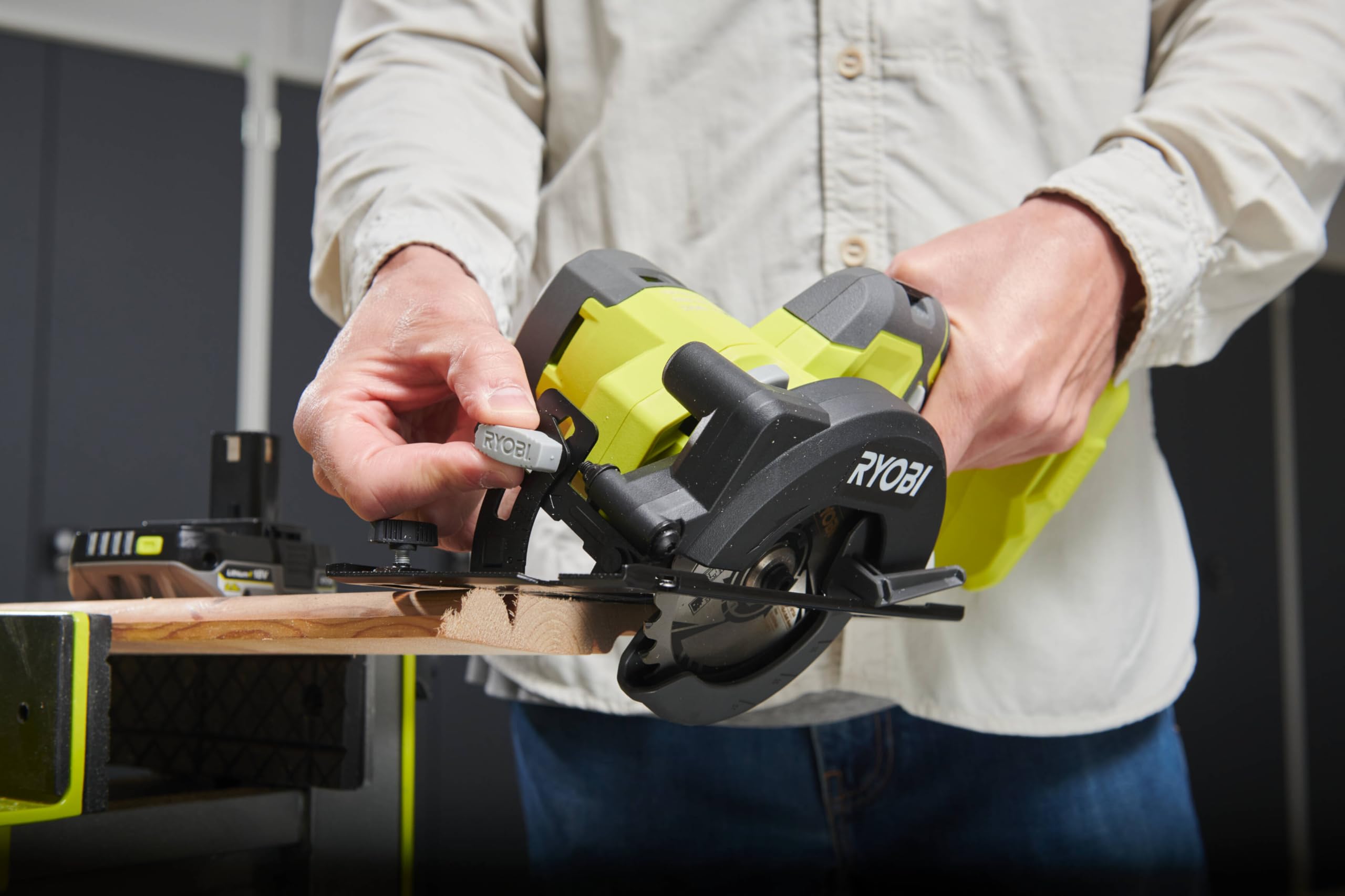 RYOBI Kompaktowa piła tarczowa 18V ONE+™ R18CS115-120GP - Cięcie drewna, OSB, parkiet, deska, wyposażenie wnętrz, Ø115 mm, akumulator 2Ah + ładowarka