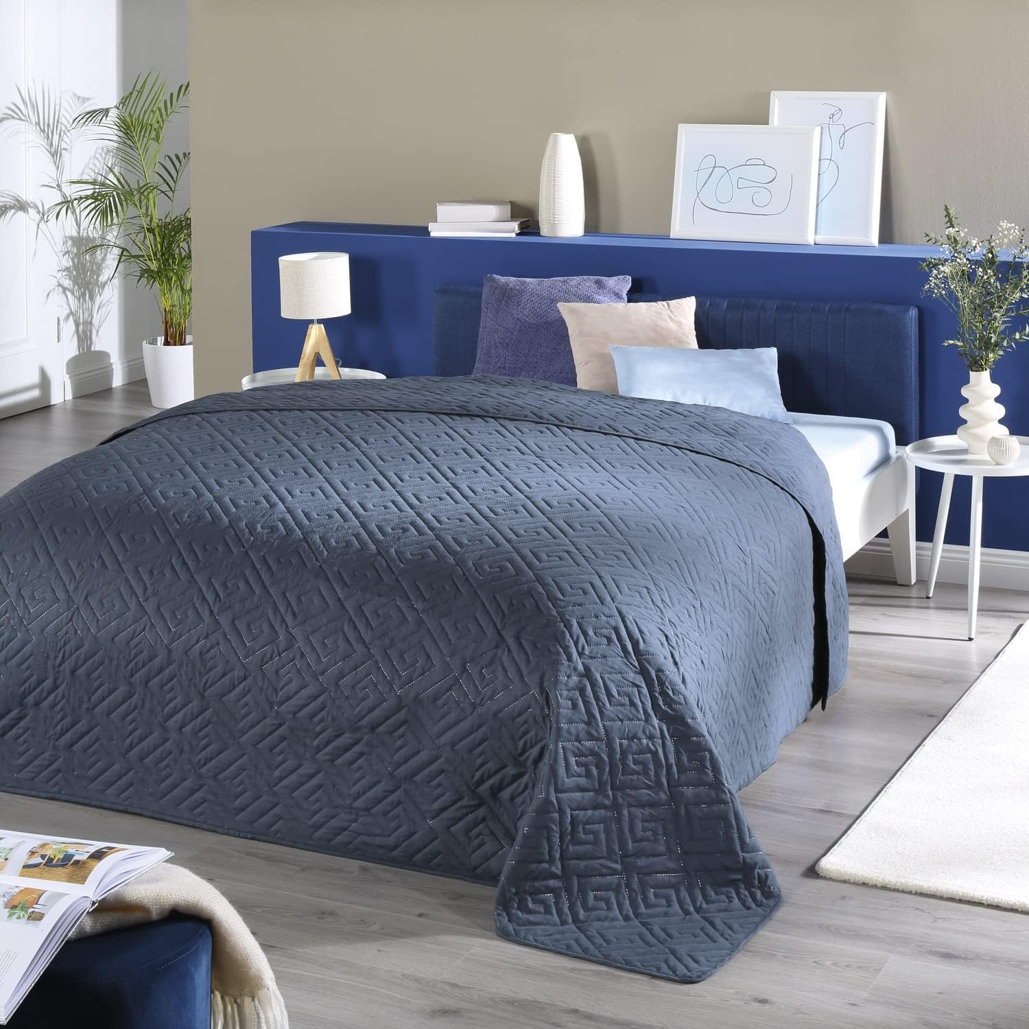 Half ronde bank met fluwelen blauwe rugleuning en beuken poten