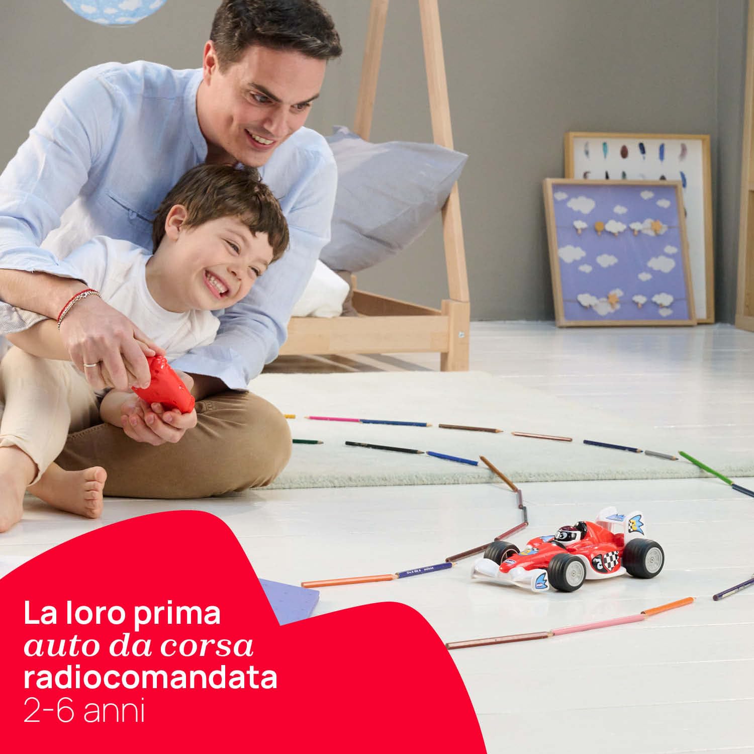 Chicco Tom Race RC, Macchinina Telecomandata, Design Sportivo, Telecomando Ergonomico e Intuitivo a Infrarossi, 4 Pulsanti Interattivi Direzionali, Suoni Reali Auto da Corsa, Giochi Bambini 2-6 Anni