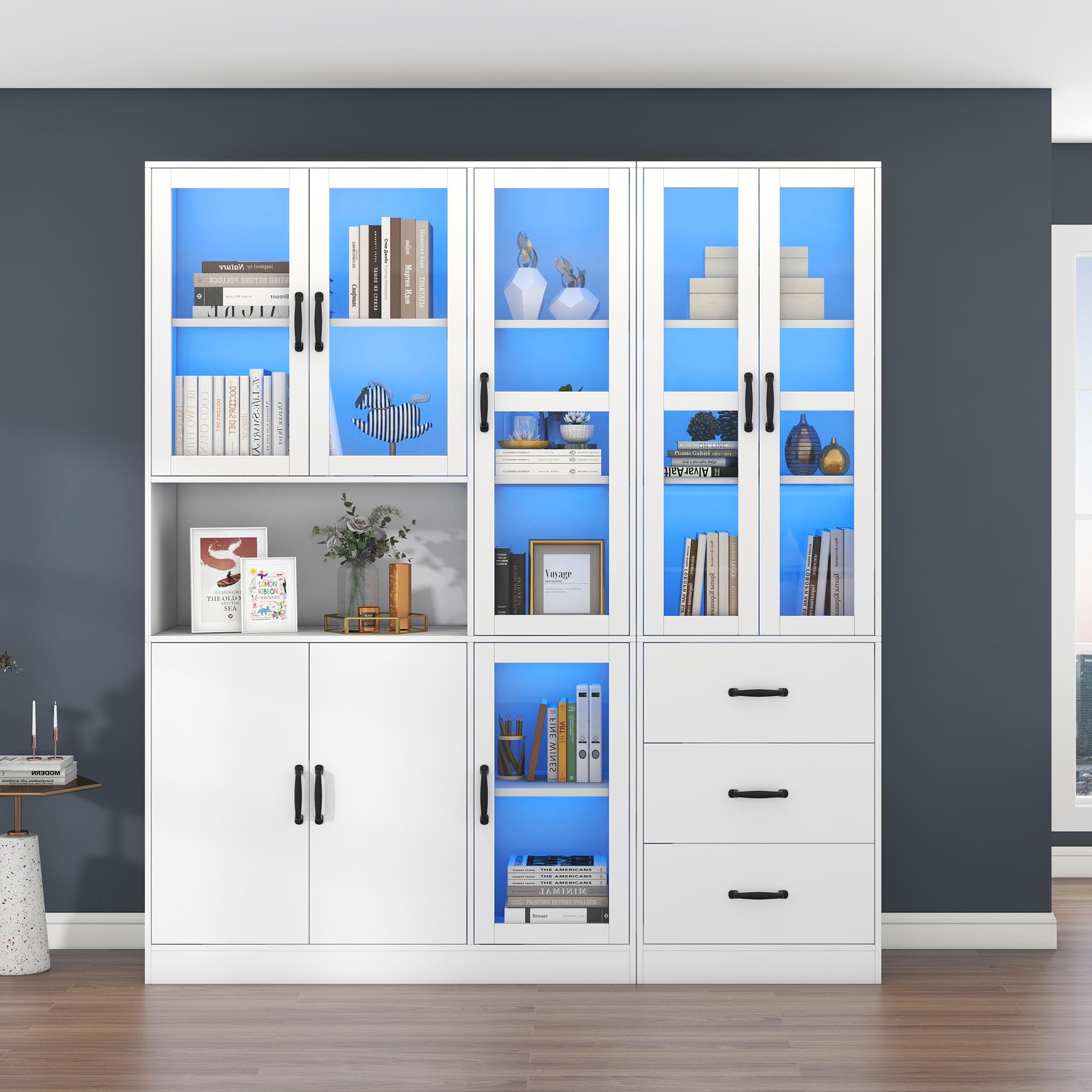 Elegante set di vetrine componibili bianche, alte 200 cm e lunghe 180 cm, autoportanti, con illuminazione a LED, 8 ante e 3 cassetti: perfette per valorizzare la tua casa