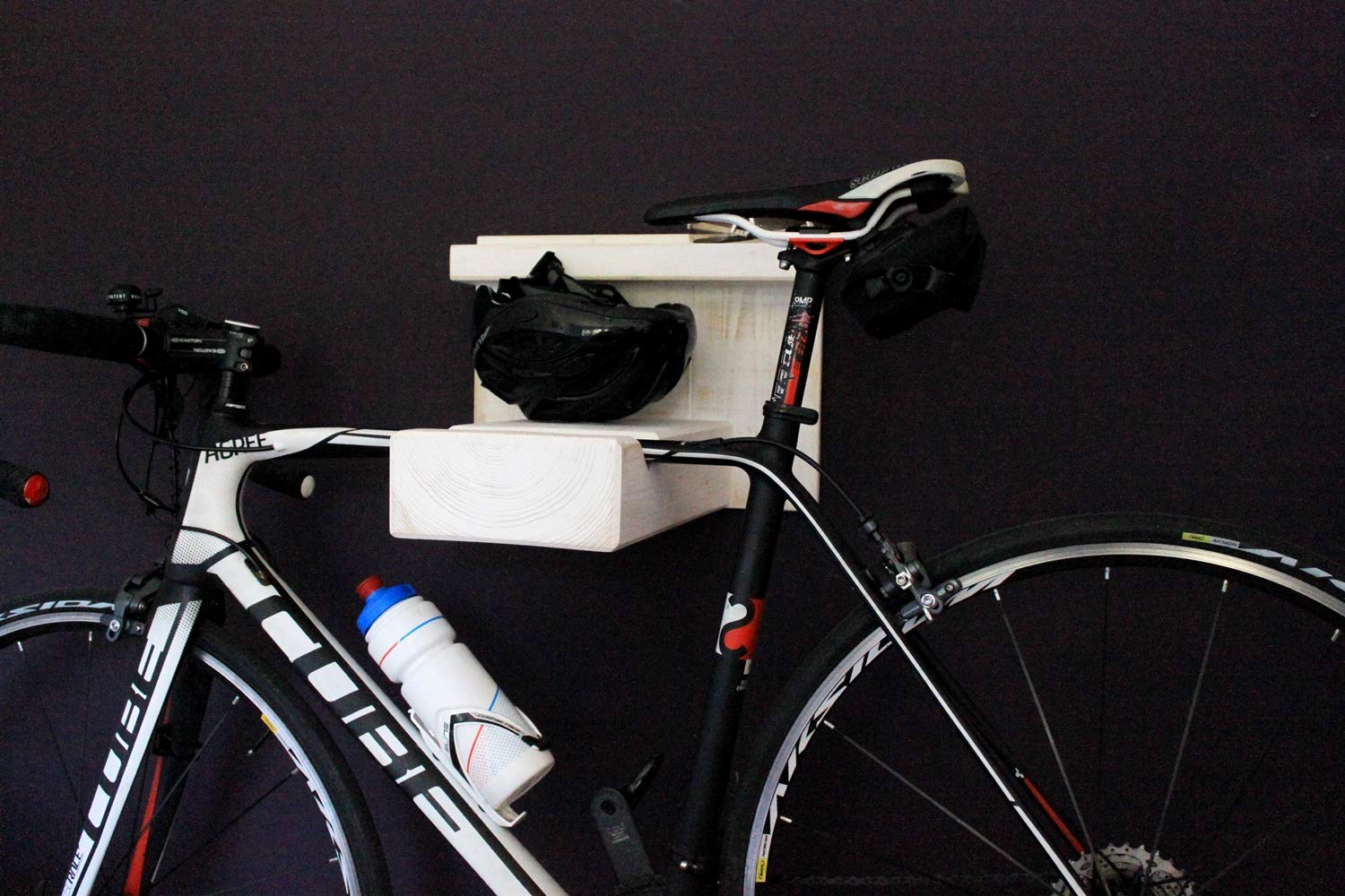 Fahrrad Wandhalterung Weiß aus Holz für Rennrad oder Mountainbike Fahrradhalter - Exklusive Fahrradhalterung für die Wand – auch für breite Lenker
