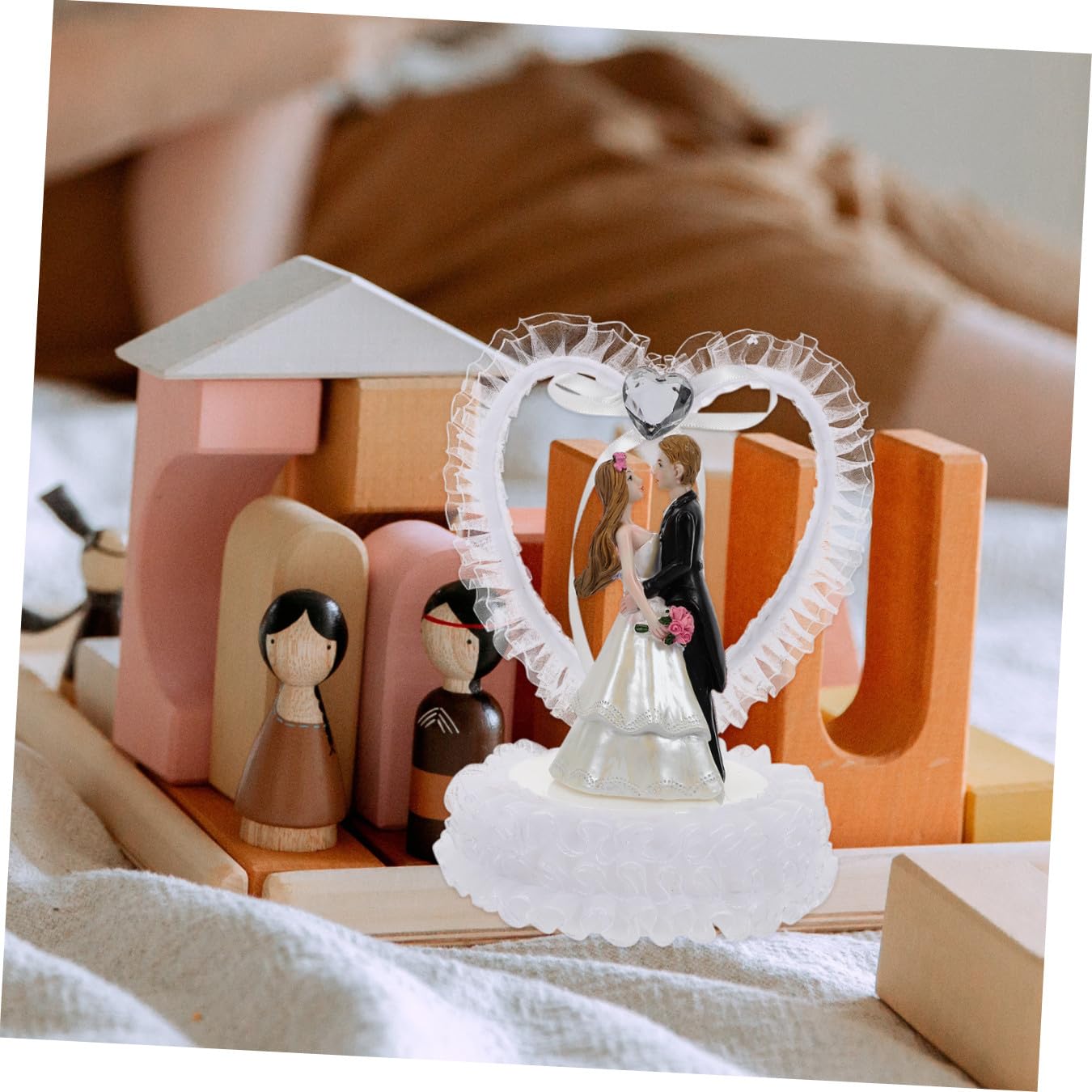 ABOOFAN 2 STK Schmuck für Braut und Bräutigam Kostüm Brautpaar Puppe Brautgeschenke Kuchen Figuren hochzeitsfigur hochzeitsdekoration Hochzeitspaar schmücken Valentinstag Harz Weiß