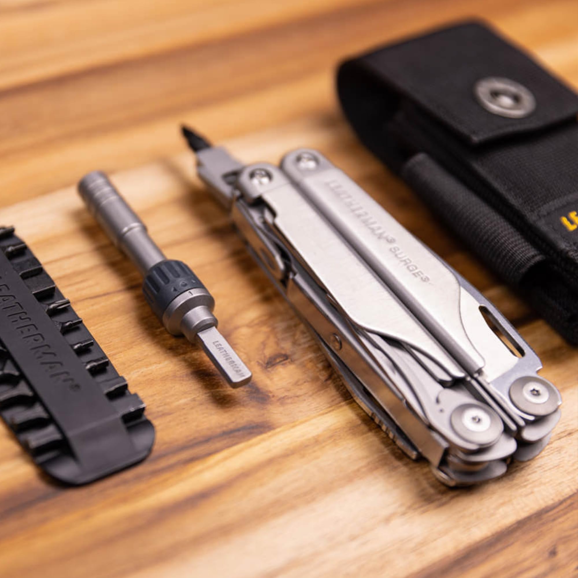 Leatherman Charge Plus – narzędzie wielofunkcyjne z 19 wszystkimi narzędziami blokującymi, w tym noże, szczypcami, piłą i śrubokrętem, narzędzie kempingowe i wędkarskie wyprodukowane w USA, w kolorze czarnym z kaburą Molle | 19 Narzędzi Do Kempingu i Wędk