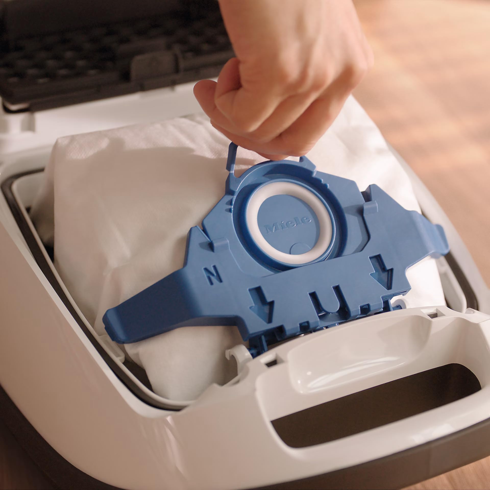 Miele Original Zubehör - Staubsaugerbeutel HyClean Pure GN / Mit bester Filtrationsleistung / Schließt den Staub sicher im Staubsauger ein / Automatischer Beutelverschluss (12281680)