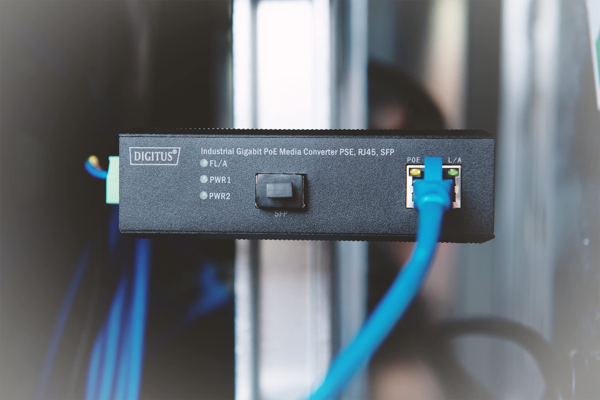 DIGITUS Convertisseur de média DIN-Rail - Port SFP - Ethernet Gbit - RJ45 / SFP 1000Base-X - Avec injecteur PoE - Noir