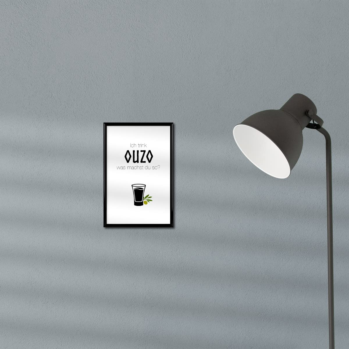 artboxONE Poster mit schwarzem Rahmen 75x50 cm Typografie Ouzo - Bild Alkohol Betrunken abends
