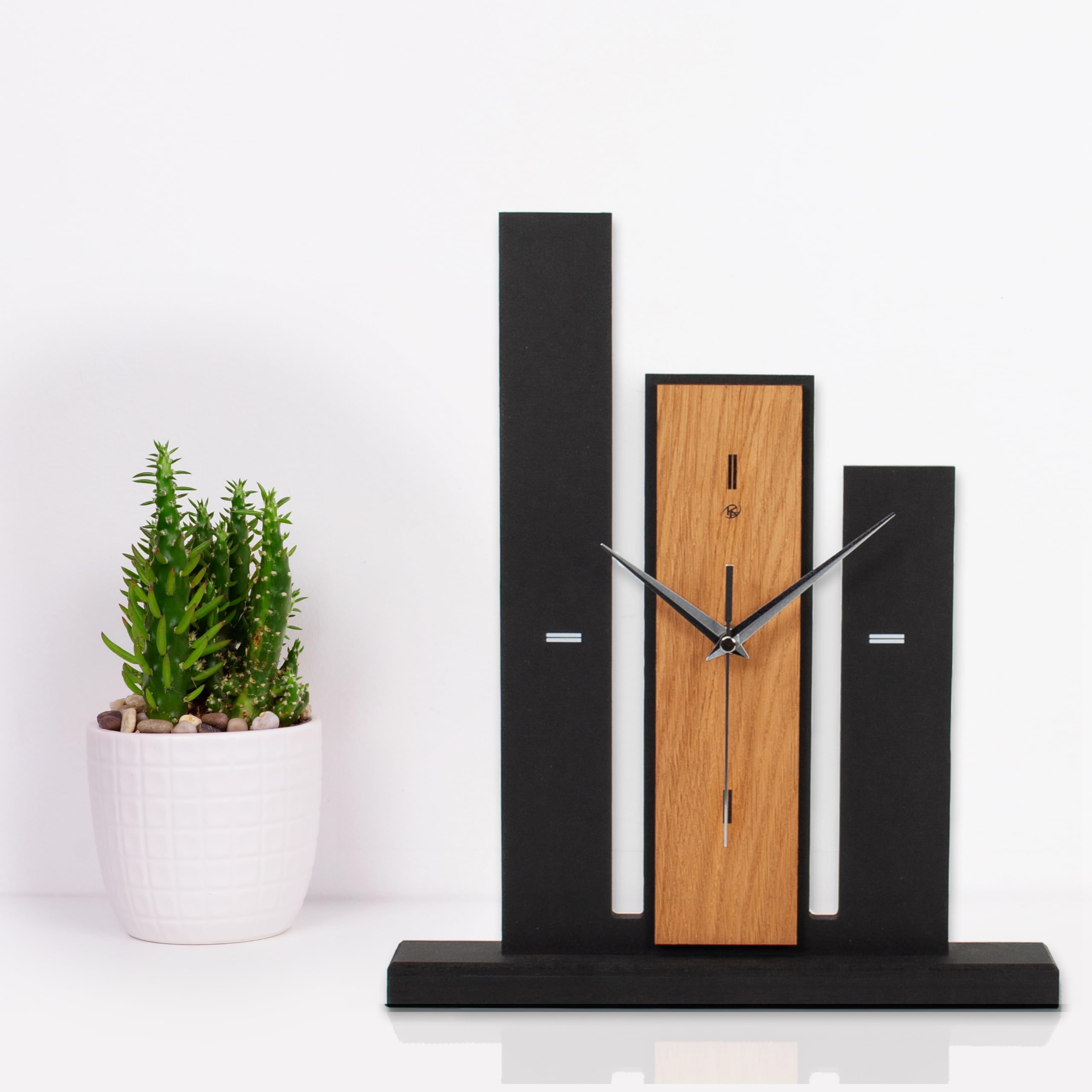 Kreative Feder Designer-Standuhr „Brown Stairs“ aus Holz – Schwarze Tischuhr in modernem Look ohne Ticken (Brown Stairs, leises Funkuhrwerk)