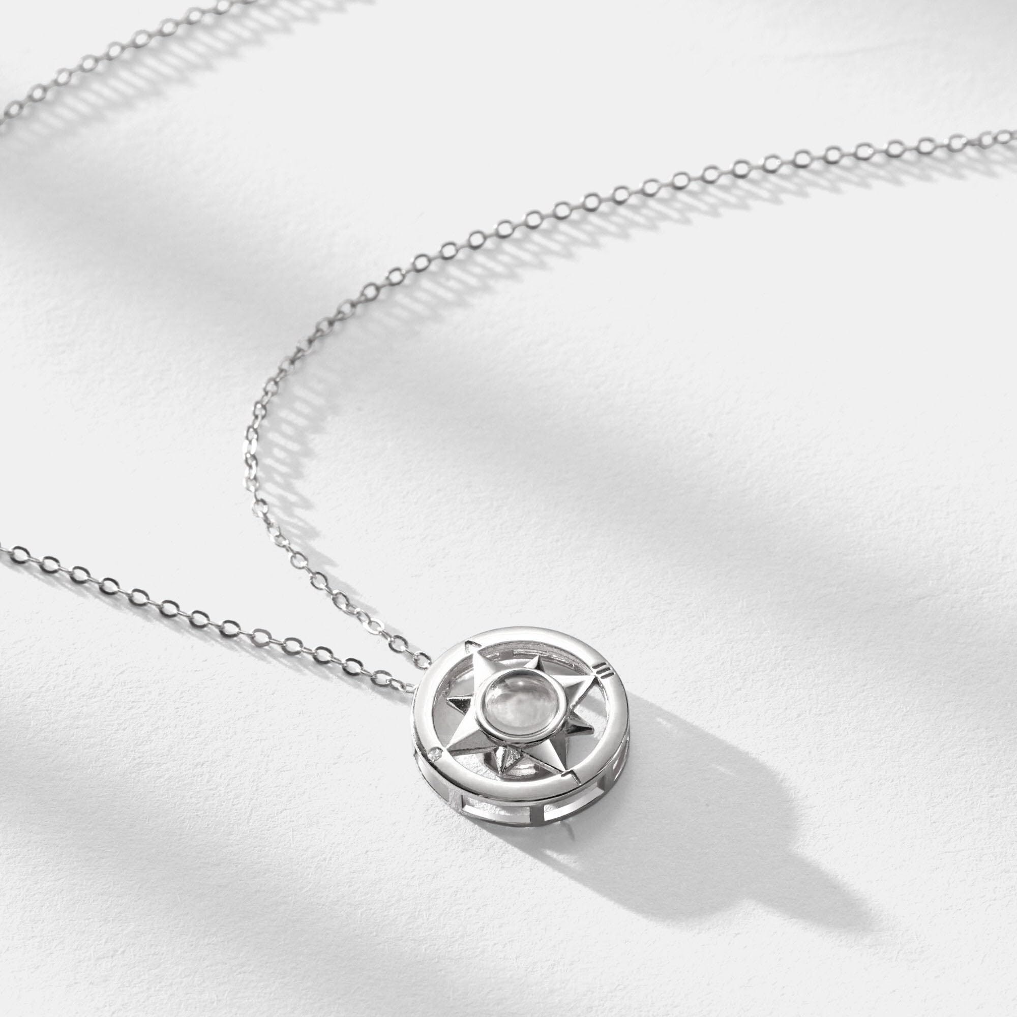 PERIMADE Collana con bussola personalizzata con proiezione fotografica, ciondolo con immagine personalizzata con testo e amore in 100 lingue all'interno, collana con ciondolo a cerchio in zirconia