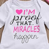 Vista 4 de Conjunto de 4 piezas para niña recién nacida con diseño de flecha y corazón. Incluye pantalón, sombrero, banda para la cabeza, pañalero., 0-6 meses