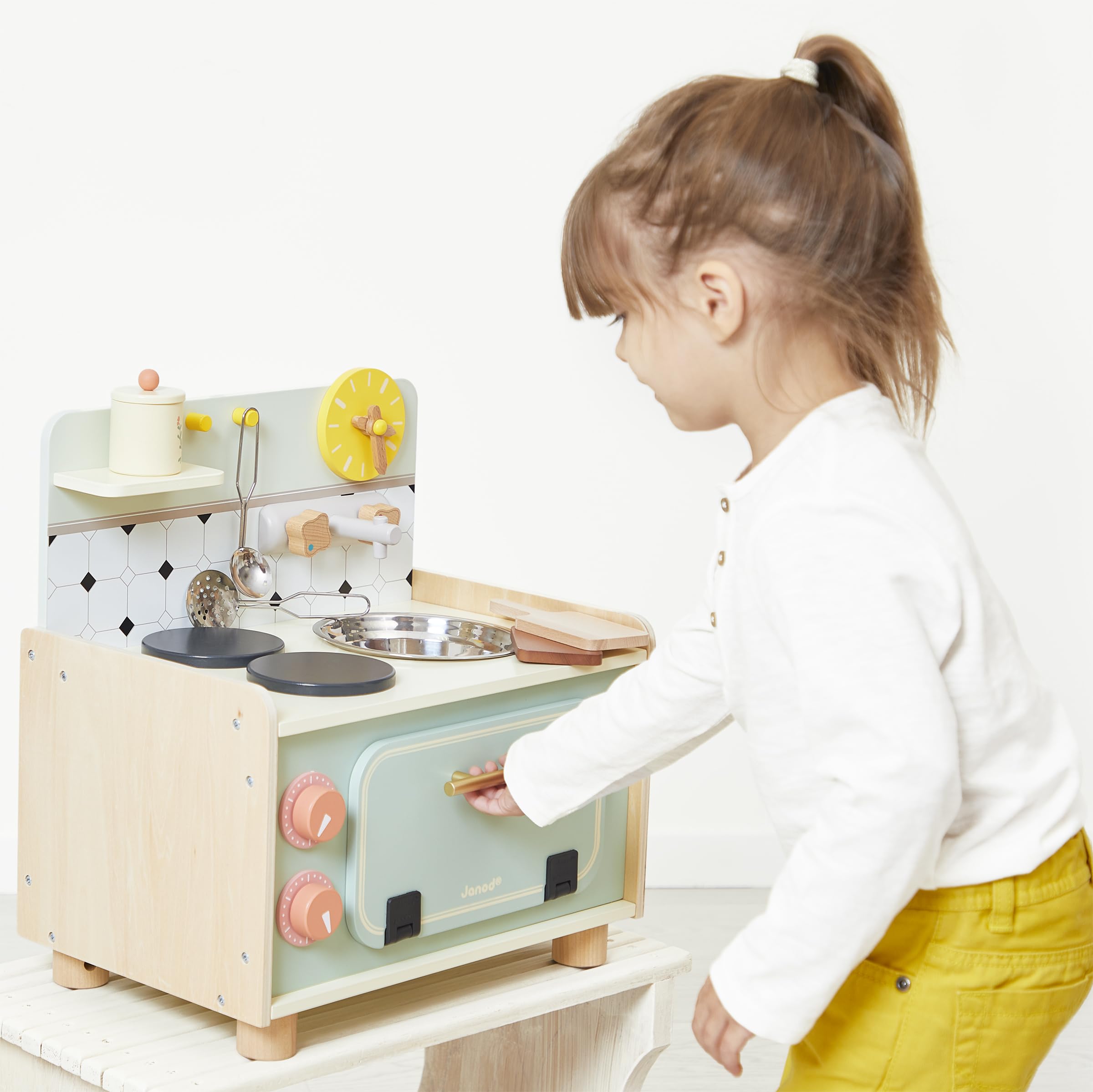Janod - Cocinita Infantil de Madera - Minicocina Infantil - Equipada con Horno, Fregadero y 10 Accesorios Incluidos - Botones Sonoros Giratorios - Juguete de Imitación - A Partir de 2 años