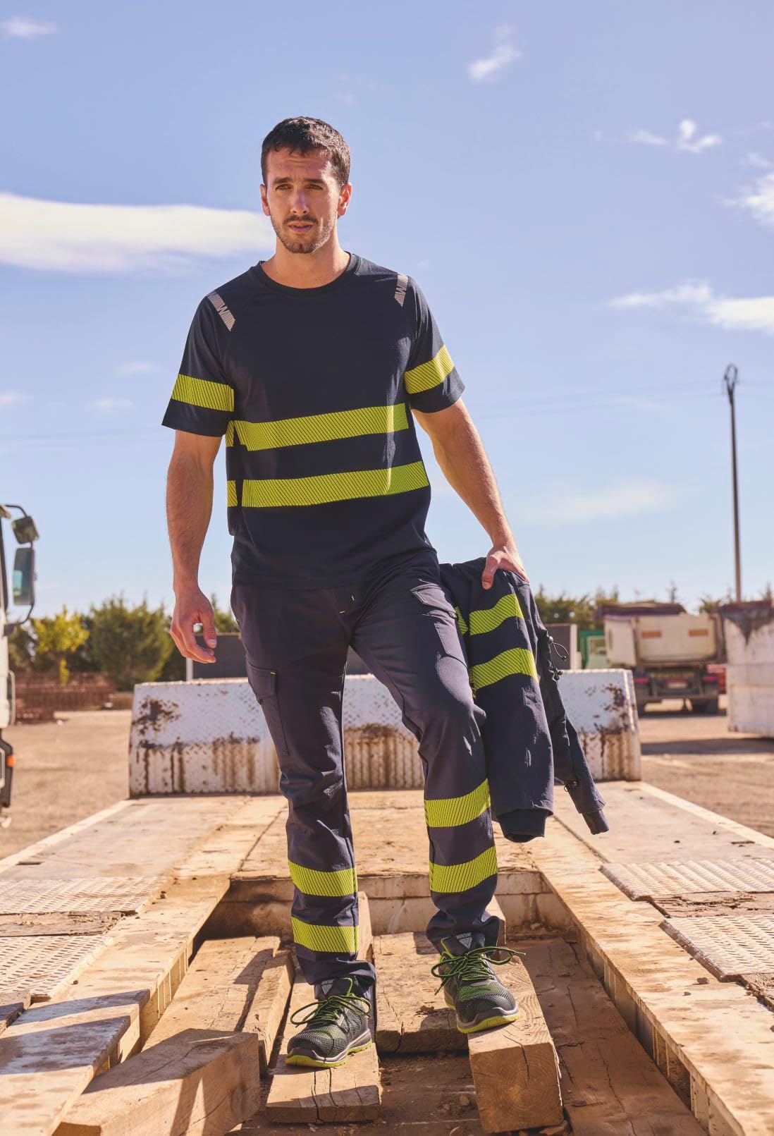 WORKTEAM Pantalón Slim Fit de Alta Visibilidad con Cintas Reflectantes discontinuas, Multibolsillos y Tejido elástico en 4 direcciones, EN ISO 20471. Unisex