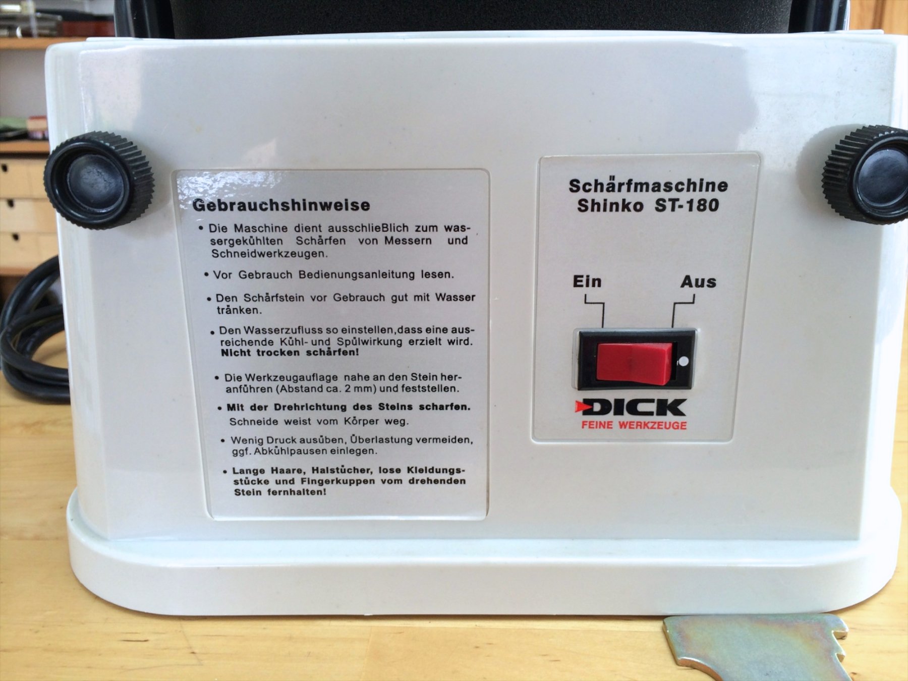 Shinko Schärfmaschine Set mit 3 Wassersteinen (Körnung 280/1000/6000) – Nass-Schleifmaschine für präzises Werkzeugschärfen – inkl. Spritzschutz & höhenverstellbarer Werkzeugstütze
