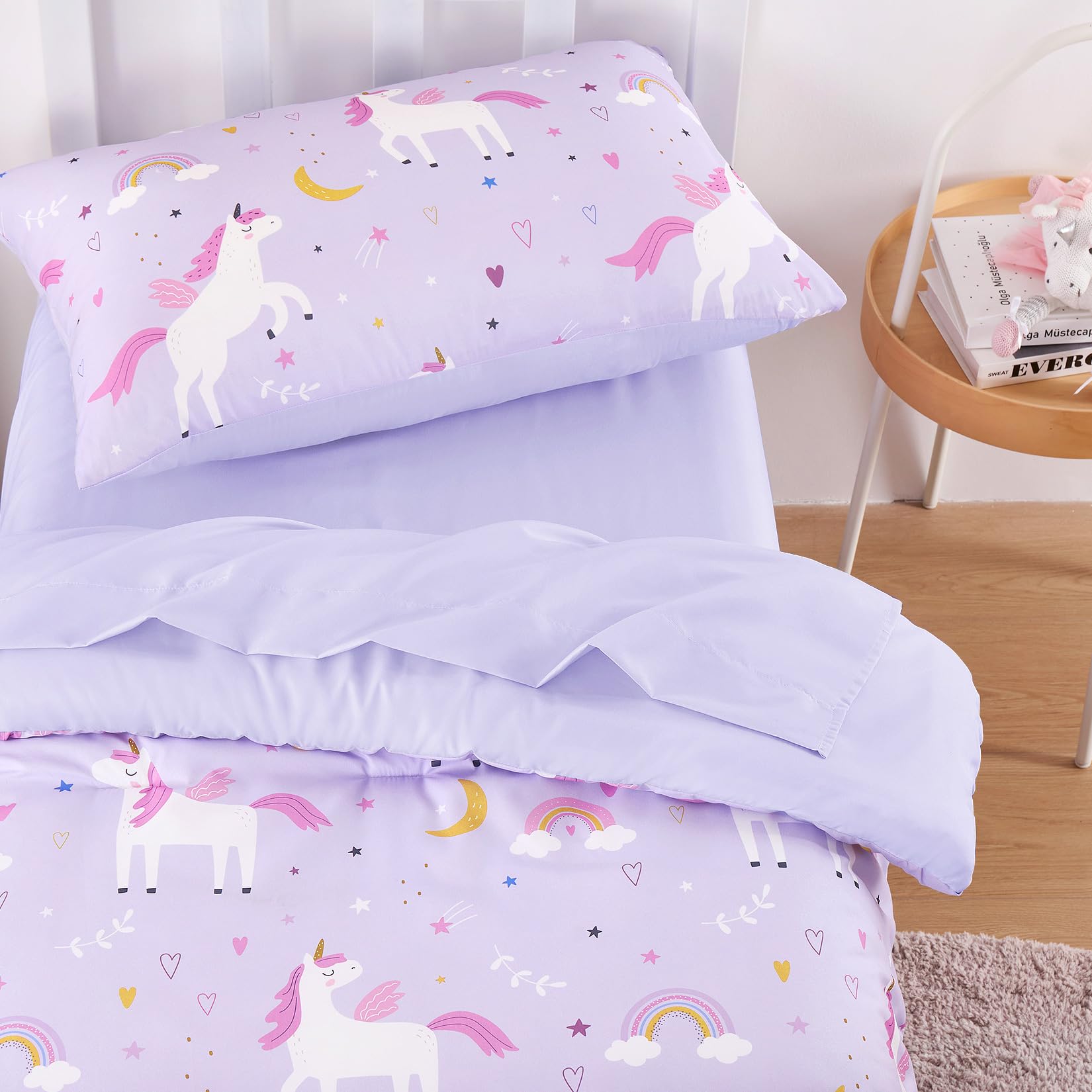 Wake In Cloud - Juego de ropa de cama infantil para niñas, lindo unicornio y estrellas arcoíris, juego de cama suave de 4 piezas para cuna que incluye edredón, sábanas y funda de almohada, color