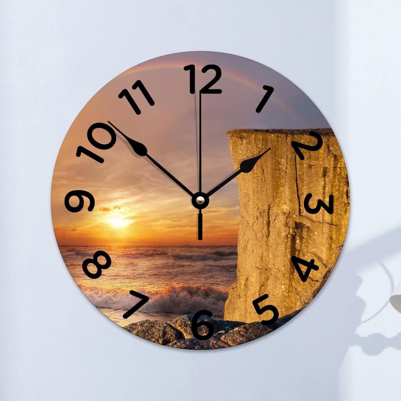 Horloge murale en bois colorée pour égayer la décoration de la salle de classe