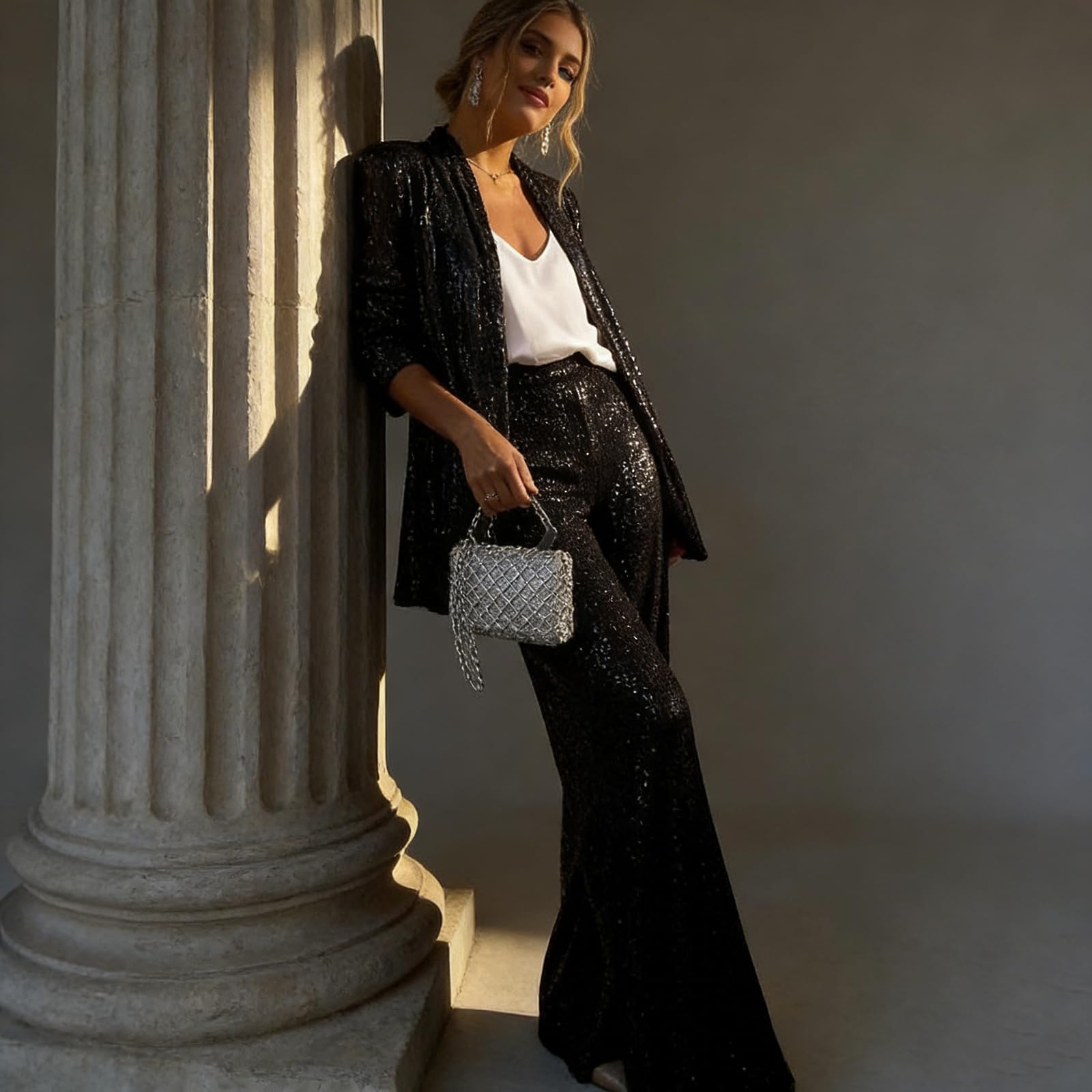Completo da donna con paillettes composto da un elegante blazer con scollo a V e pantaloni a vita alta e gamba larga, un scintillante completo da festa in due pezzi.