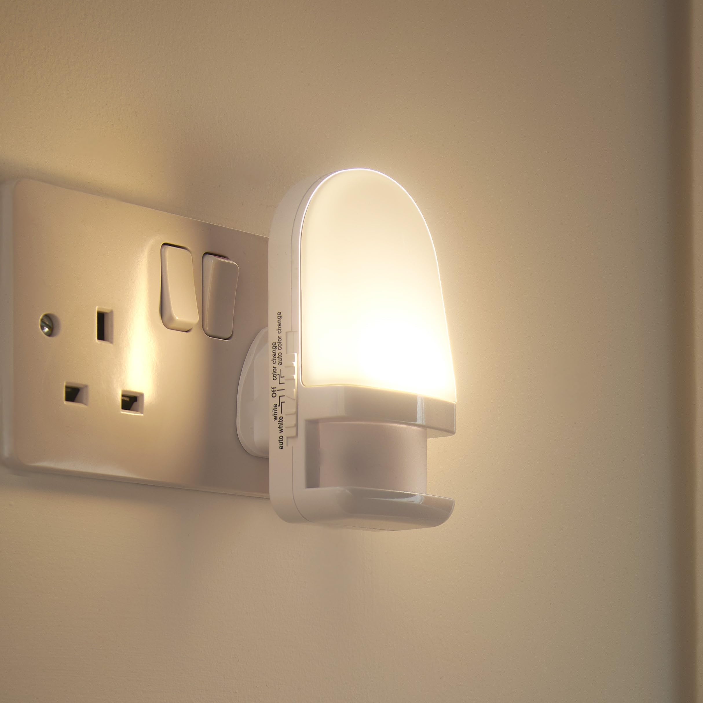 AuraglowAutomatic Plug in Colour Changing LED Nursery Night Light with Dusk Till Dawn Daylight Sensor