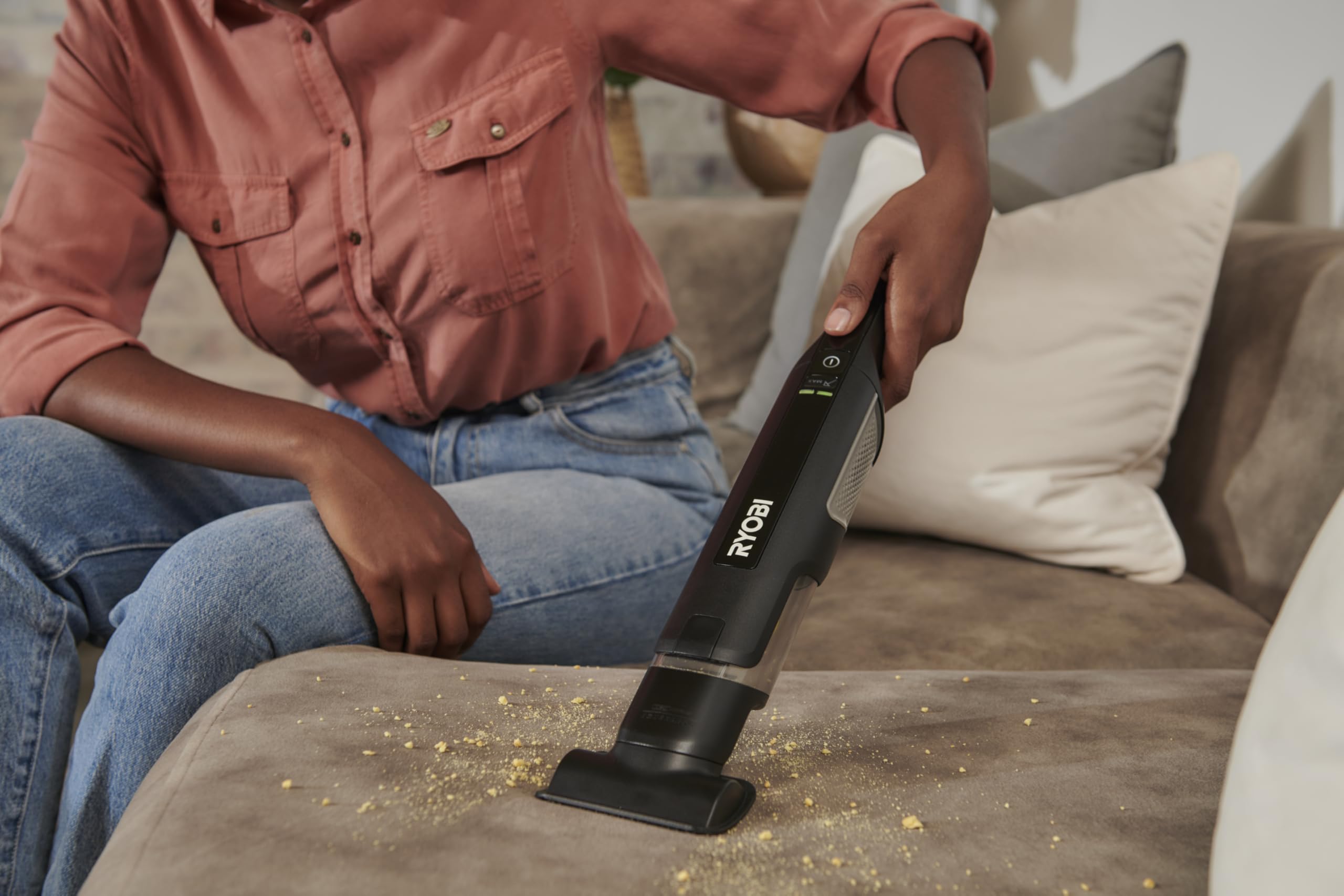 RYOBI Aspirateur à Main USB Lithium™ Brushless – Nettoyage canapé, Voiture et Petits espaces – Station de Recharge + 2 Batteries 2,0 Ah incluses – RHV44-220G