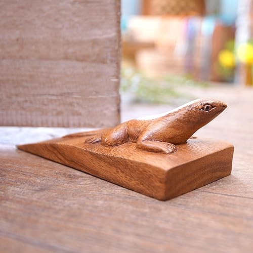 Miniatura 6 de NOVICA Tope de puerta de lagarto de madera de Suar tallado a mano marrón, 'Handy Gecko In Brown'