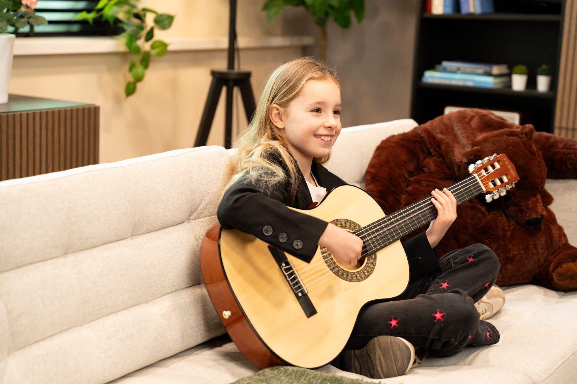 MAX SoloArt Junior 3/4 Guitarra Clásica para Niños - Set Completo con Funda Mochila, Soporte MAX GP20, Afinador Clip, Púas y Cuerdas de Nailon - Ideal para Principiantes de 8 a 12 Años