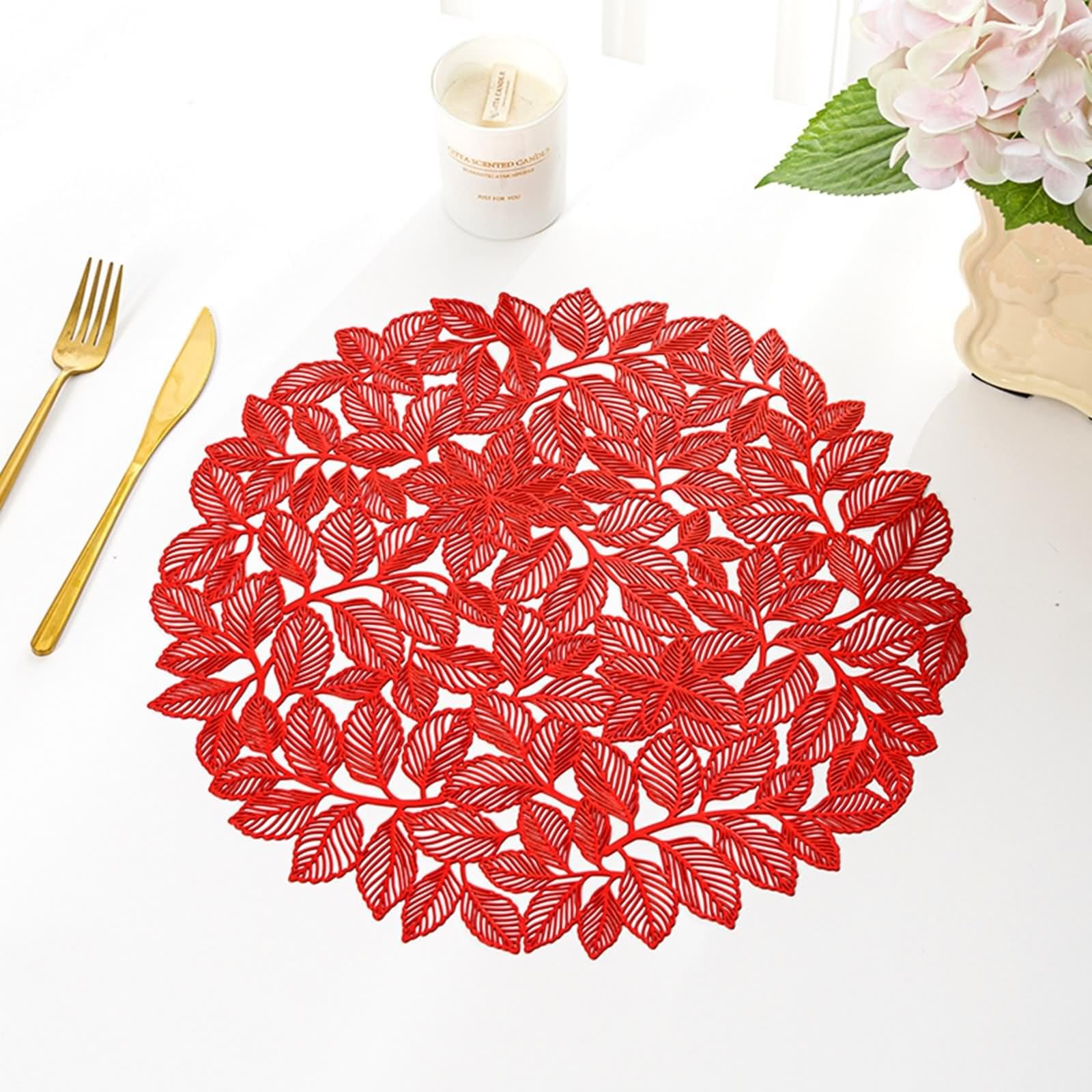 Zestaw 4 pikowanych płytek, pod talerzykami czerwony 38 cm wzór wydrążonych liści wiązu PVC