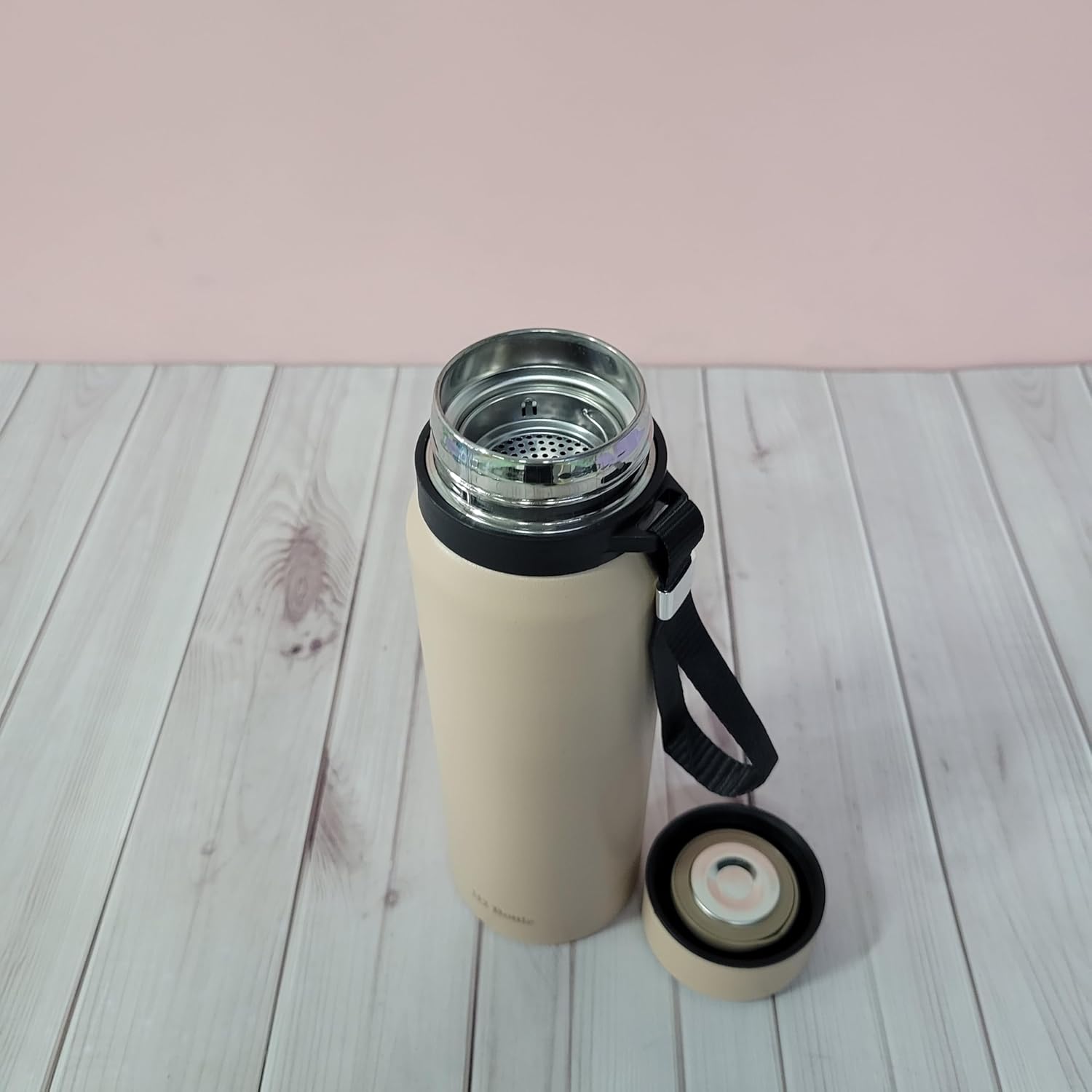 H2 Bottle Insulated mugs featuring a leak-proof lid, double-wall technology, and 8-hour hot/24-hour cold insulation – ideal for commutes, hikes, and the office