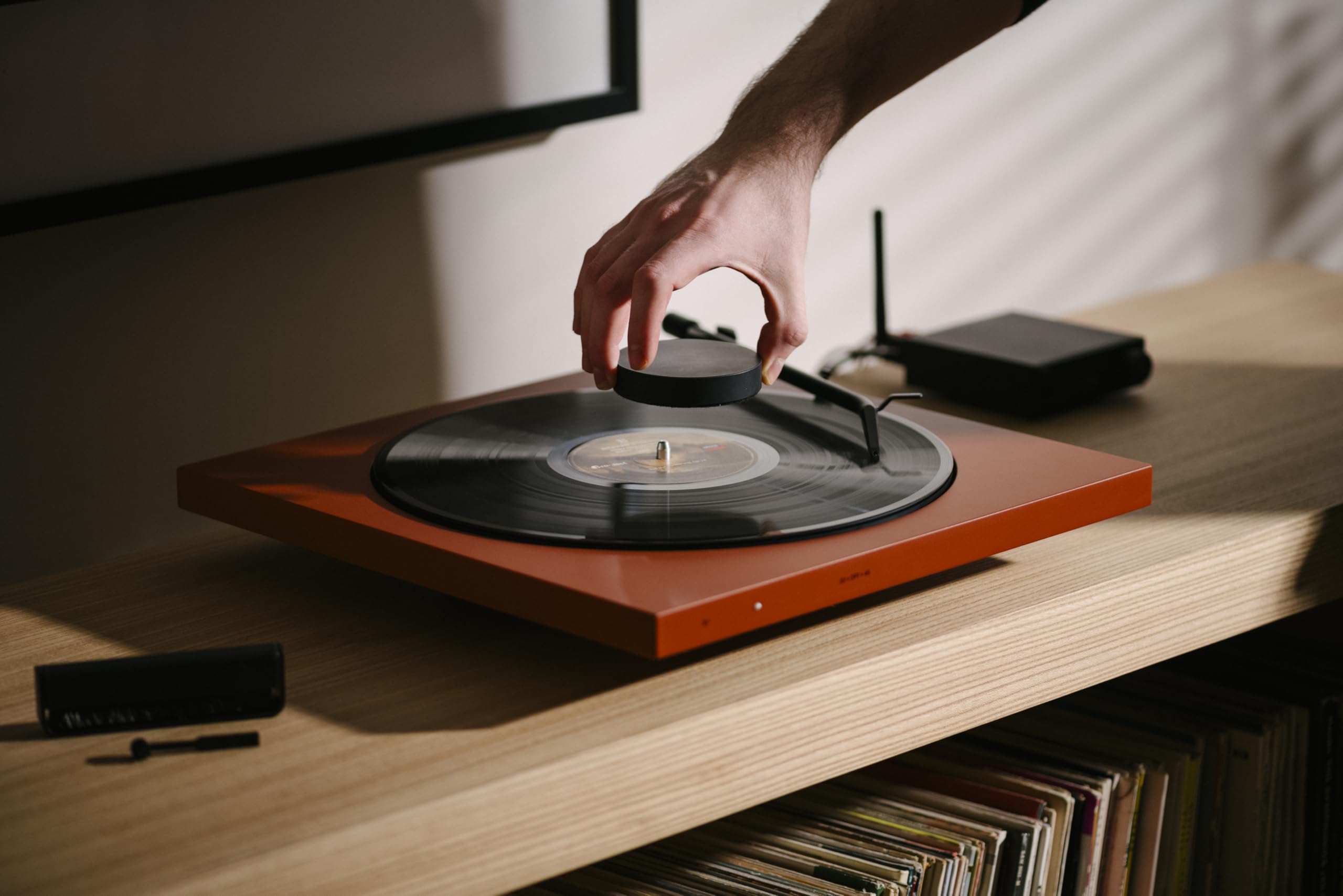 Tone Turntable - Giradischi minimalista con Bluetooth, preamplificatore phono integrato, braccio di alta qualità, trasmissione a cinghia, Tone Factory - Made in Europe (rosso)