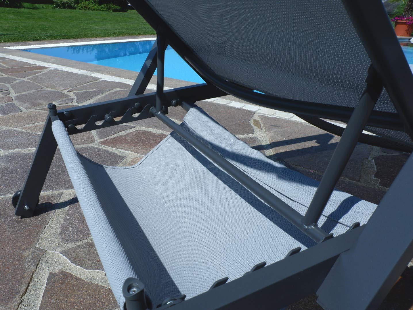 ALEOS. Sonnenliege Gartenliege Relaxliege Viveros mit Armlehne 6fach verstellbar- Liegefläche aus atmungsaktiven Kunststoffgewebe mit praktischer Buchablage mit Rollen