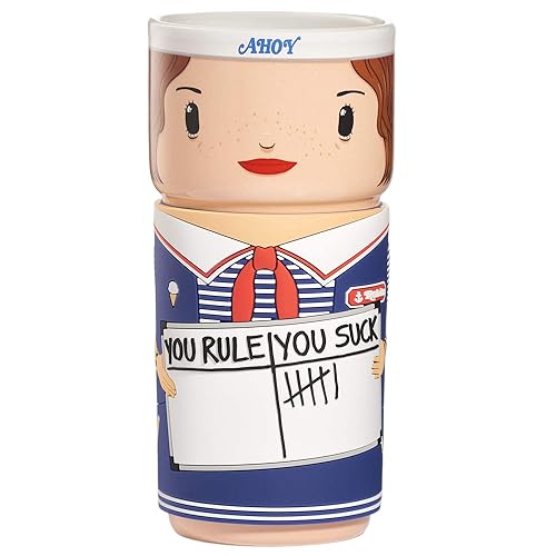 CosCups by Numskull Stranger Things Robin Buckley Scoops Taza de cerámica con funda de goma de 135fl oz mercancía oficial Stranger Things
