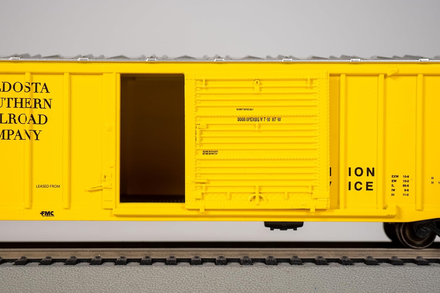 Bachmann Trains - 50' Outside Braced Box Car with Flashing End of Train Device - Valdosta Southern #6006 - HO Scale, 14909,Silver