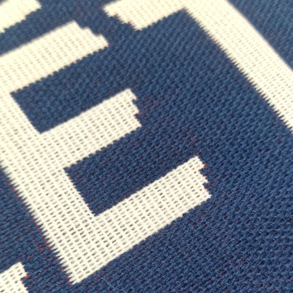 Bufanda Atlético de Madrid oficial, con escudo bordado y diseño clásico rojiblanco, ideal para animar en el estadio o lucir en invierno. - 4