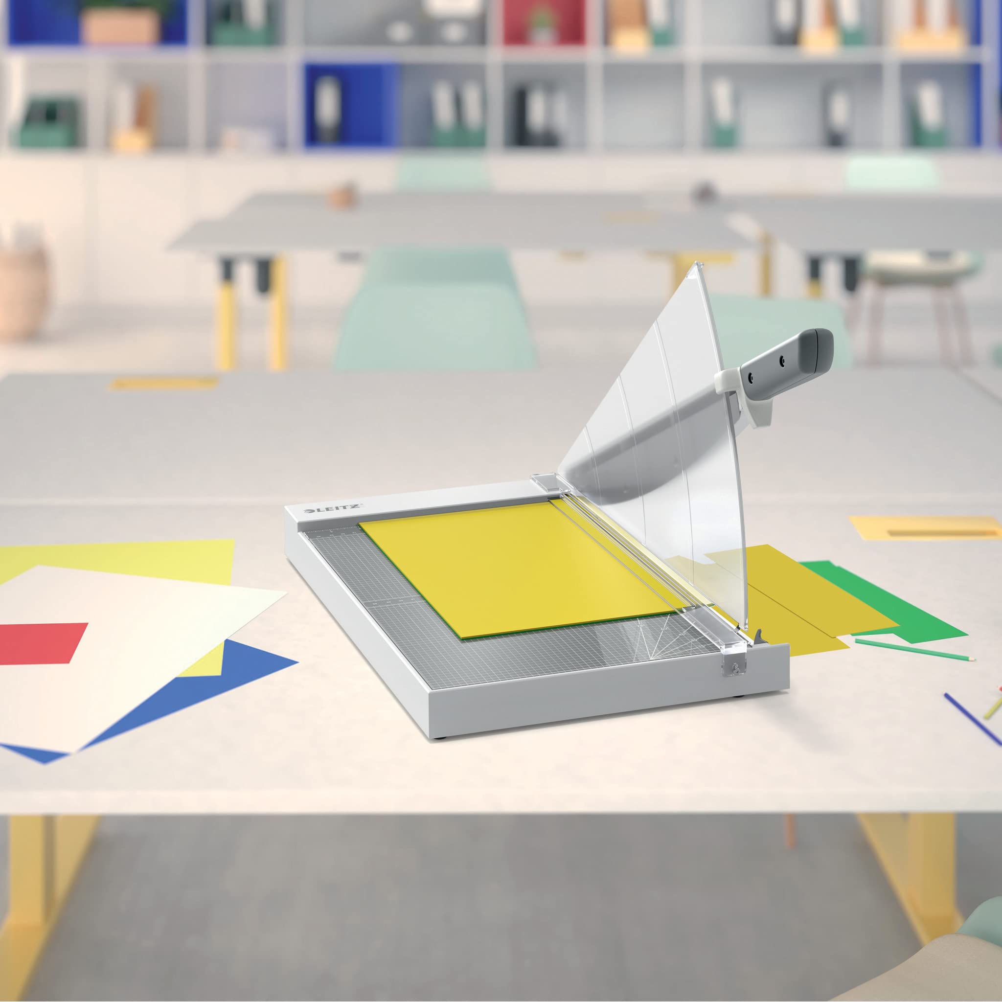 Leitz, Gilotyna do Papieru Leitz Precision Office A4+ z Prowadnicą Wyrównującą, Tnie do 15 Kartek, Długość Cięcia 381 mm, Stalowe Ostrze z Osłoną, Światło EdgeGlow (90210000)
