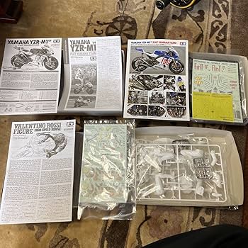 Amazon | タミヤ 1/12 ヤマハ YZR-M1 09 バレンティーノ・ロッシ