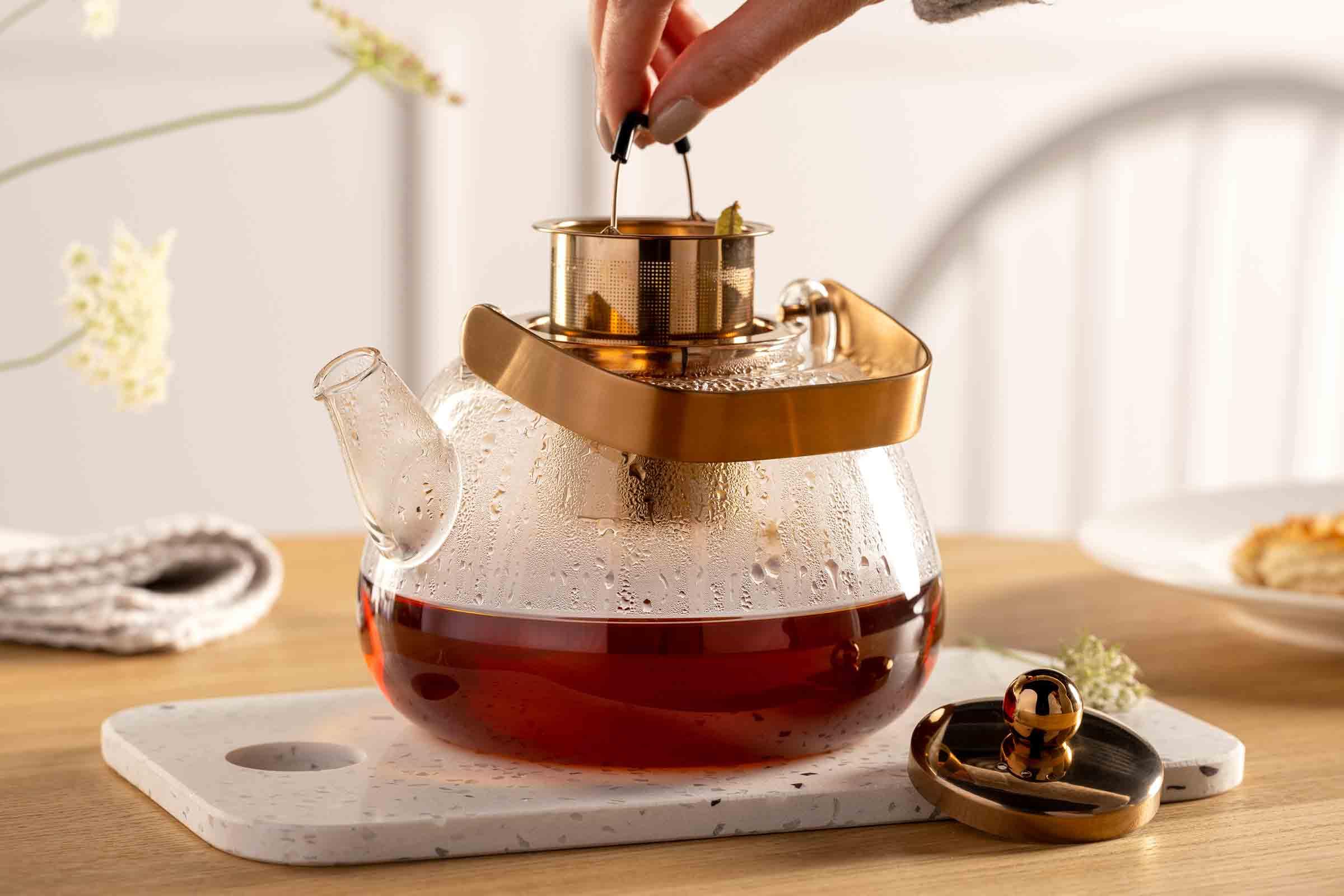 LEONARDO Tè per Te Teekanne mit Metallhenkel 1,2 L mit Stövchen aus dickwandigem Borosilikatglas, Hergestellt in Handarbeit, Spülmaschinengeeignet