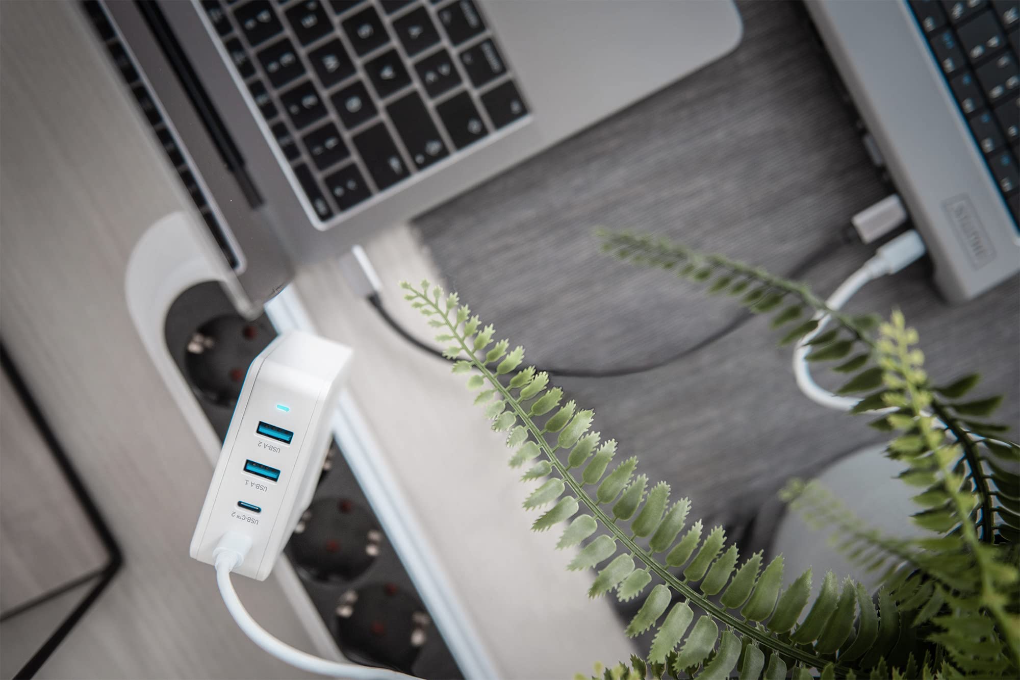 DIGITUS Universal GaN Ladegerät 100 W – 2-Port USB-C – 2-Port USB-A – Schnellladegerät Power Delivery (PD 3.0) – Für iPhone, iPad, Samsung Galaxy, Pixel, Xiaomi, Motorola, Huawei – Weiß