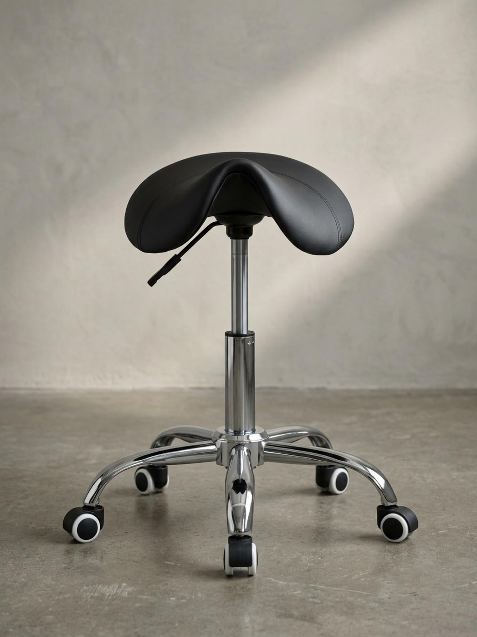 Menton - Sattel-Hocker in Schwarz | Arbeitshocker mit Kunstleder-Bezug | Sitzhocker ist höhenverstellbar | Design Drehhocker mit Rollen | Kosmetikhocker & Praxishocker