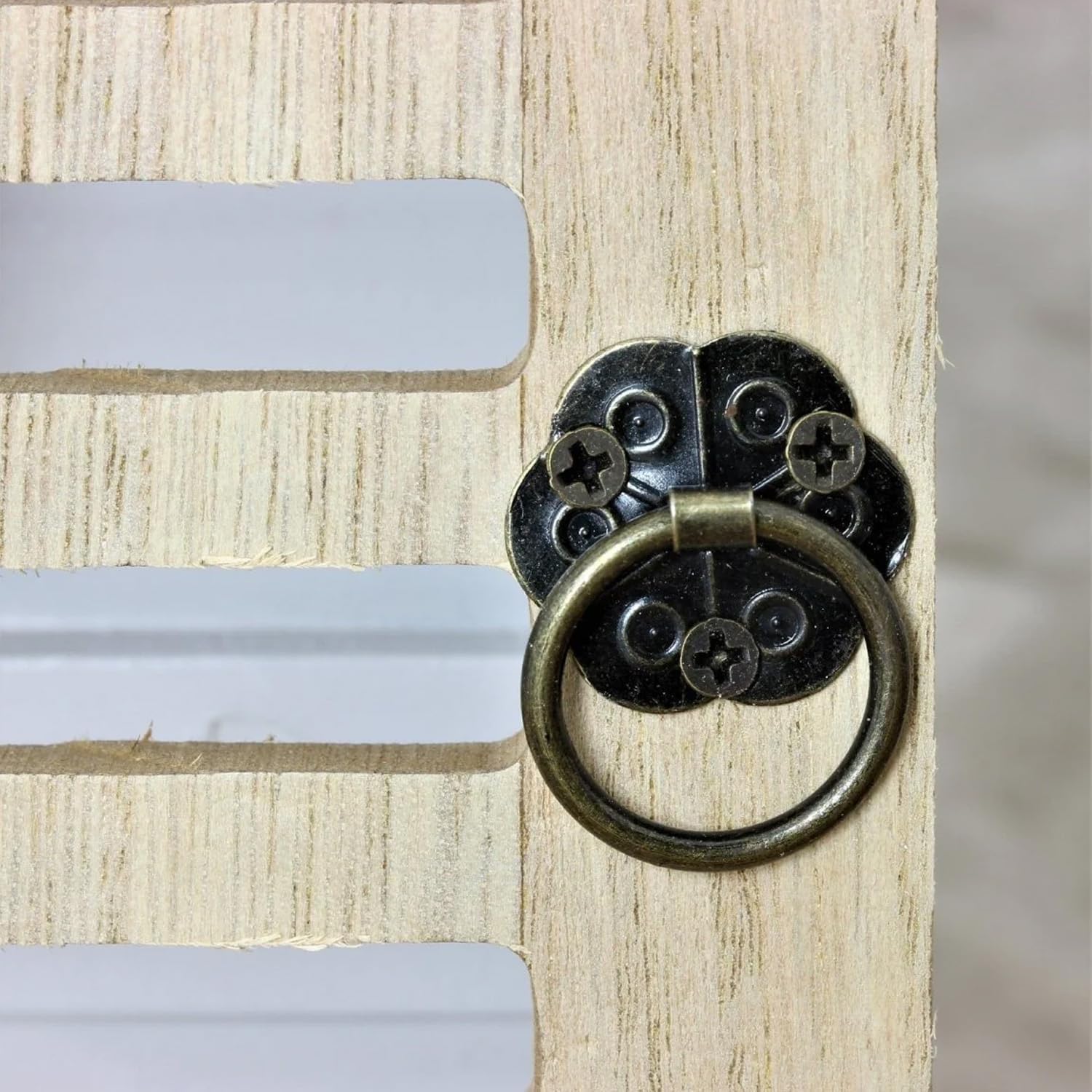 Avilia Cassetta Appendibile Portachiavi con Decorazione Chiave - Armadietto per Chiavi Design Retrò in Legno, Marrone e Bianco, 6x19x28.5cm: Organizzazione Elegante e Sicura