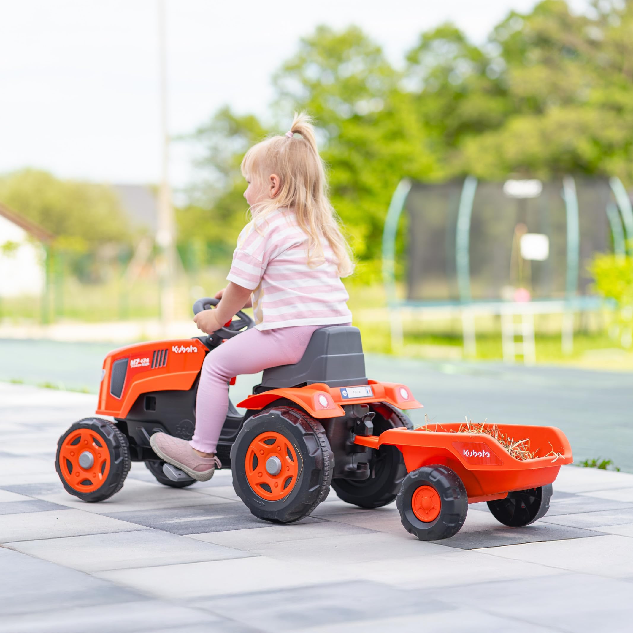 Falk Kubota Traktor mit Pedalen für Kinder, mit Anhänger, ab 2 Jahren | Haube zum Öffnen und verstellbarer Sitz