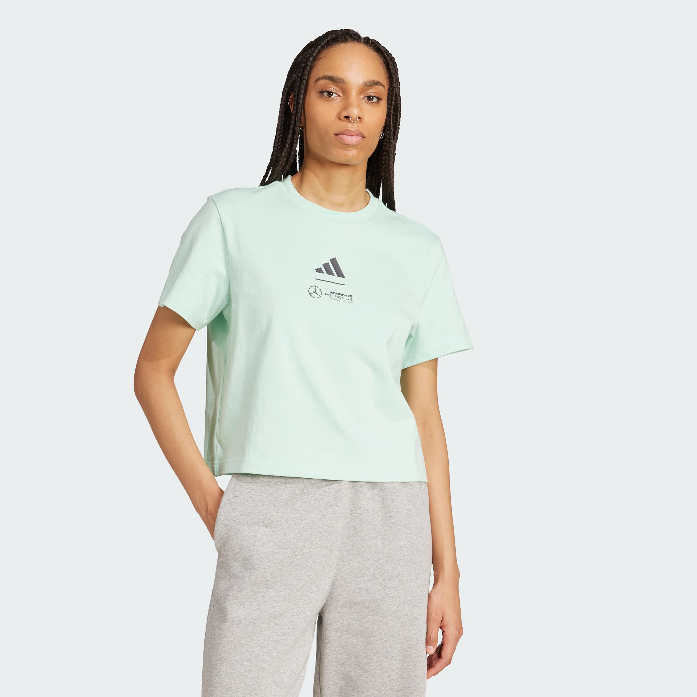 Camiseta crop adidas Mercedes-AMG Petronas F1 para evitar el calor con estilo 8